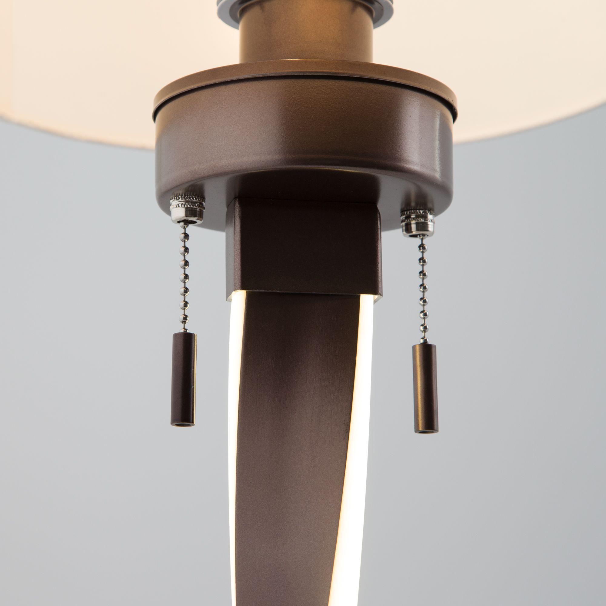 Настольная лампа со светодиодной подсветкой арматуры Bogate's Titan 991 кофе. Фото 3