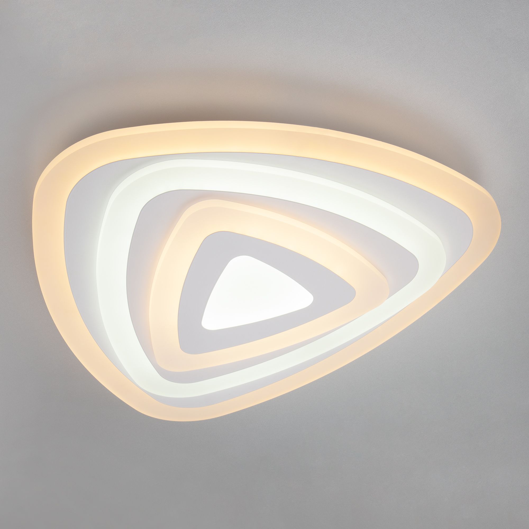Накладной светодиодный светильник с пультом  Siluet 90116/1 белый. Фото 1