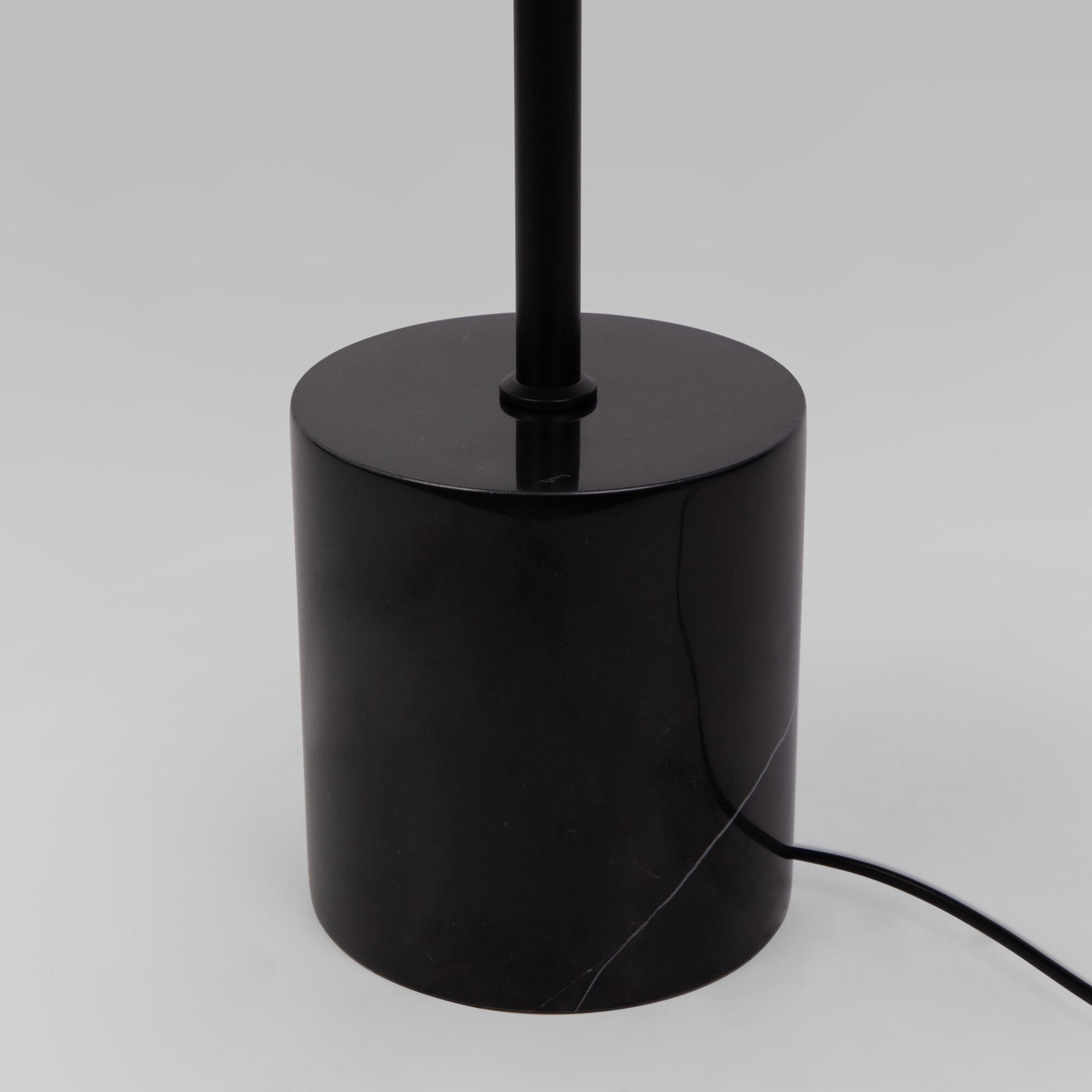 Напольный светильник с мраморным основанием Eurosvet Marbella 01158/2 черный. Фото 3
