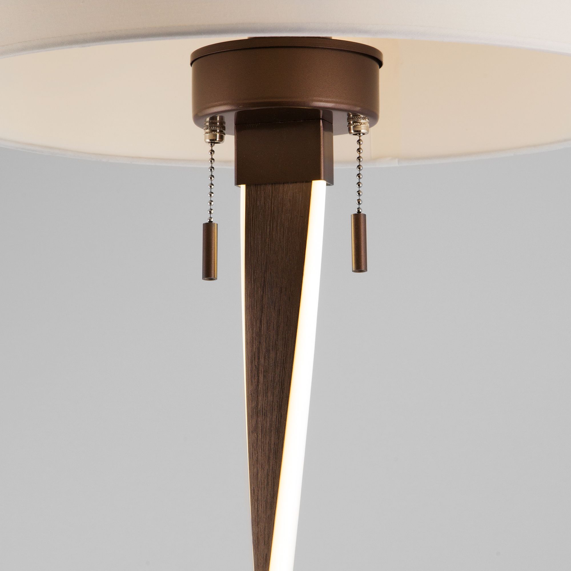 Напольный светодиодный светильник с тканевым абажуром Bogate's Titan 990 белый / коричневый. Фото 2