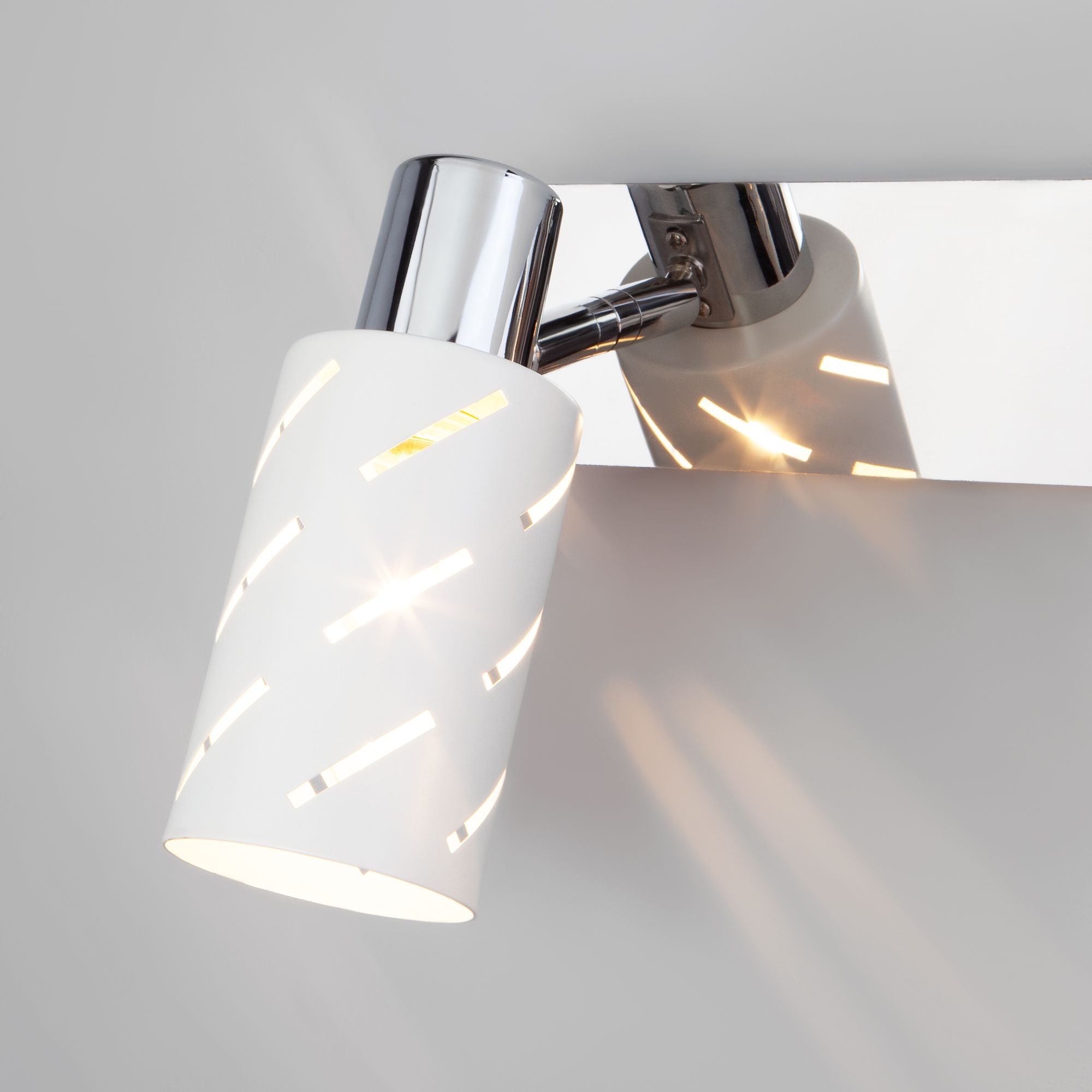Настенный светильник с металлическими плафонами Eurosvet Fente 20090/3 белый / хром. Фото 2