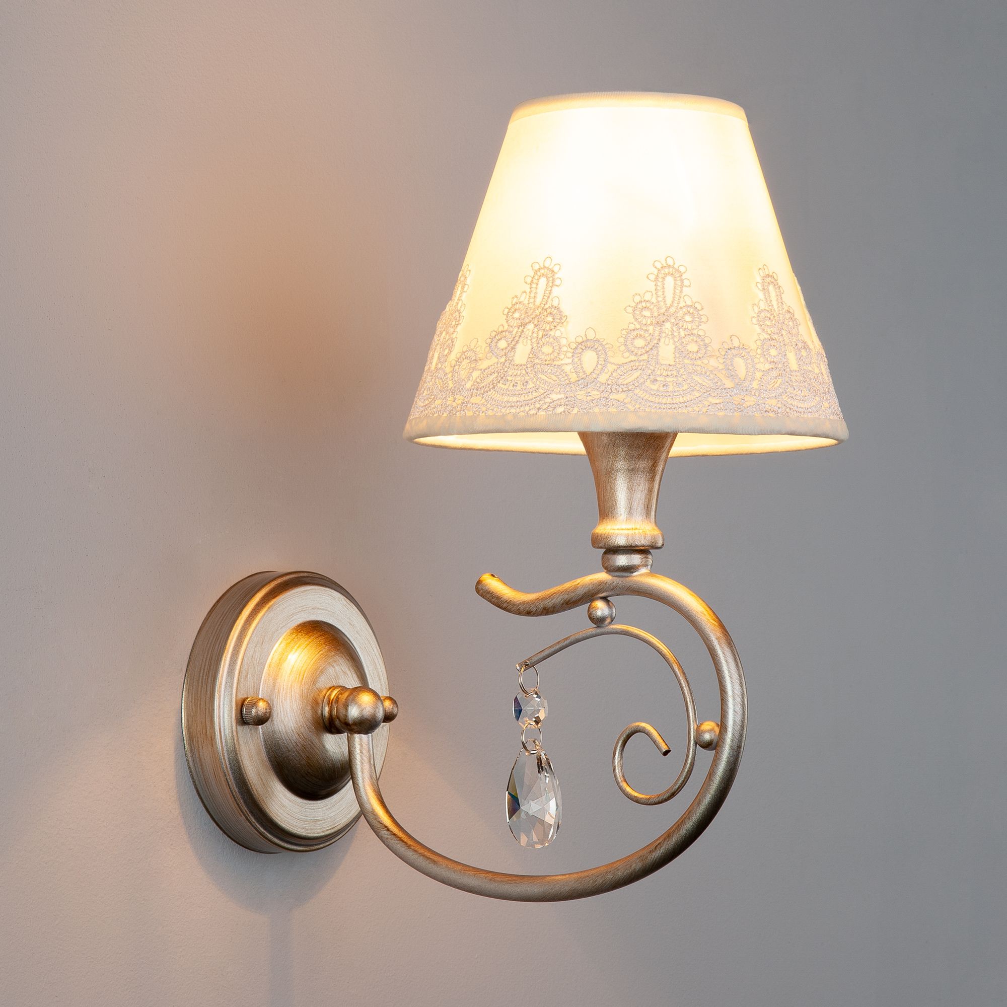Настенный светильник с тканевым абажуром Eurosvet Incanto 60069/1 серебро. Фото 3