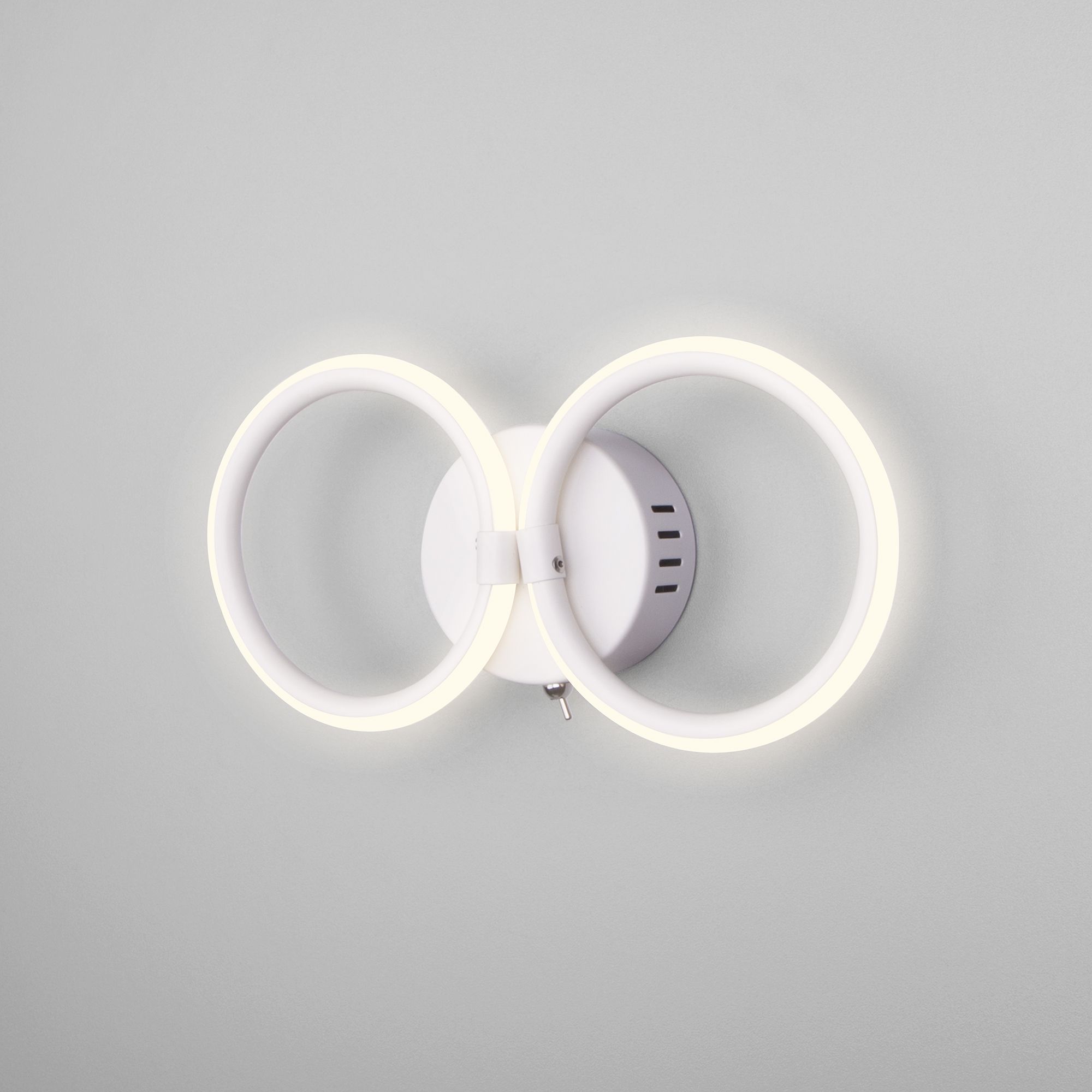 Настенный светодиодный светильник с выключателем Eurosvet Comfy 90146/2 белый. Фото 1