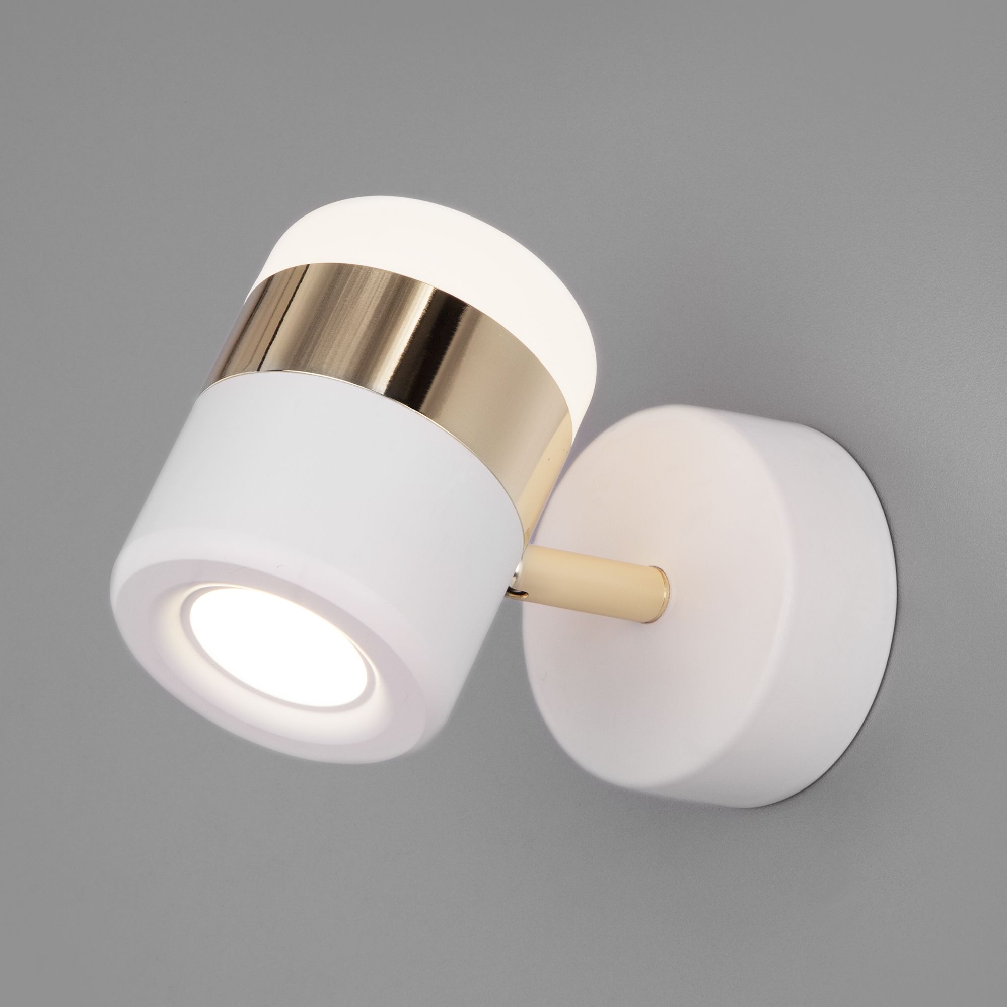 Настенный светодиодный светильник в стиле минимализм Eurosvet Oskar 20165/1 LED золото / белый. Фото 1
