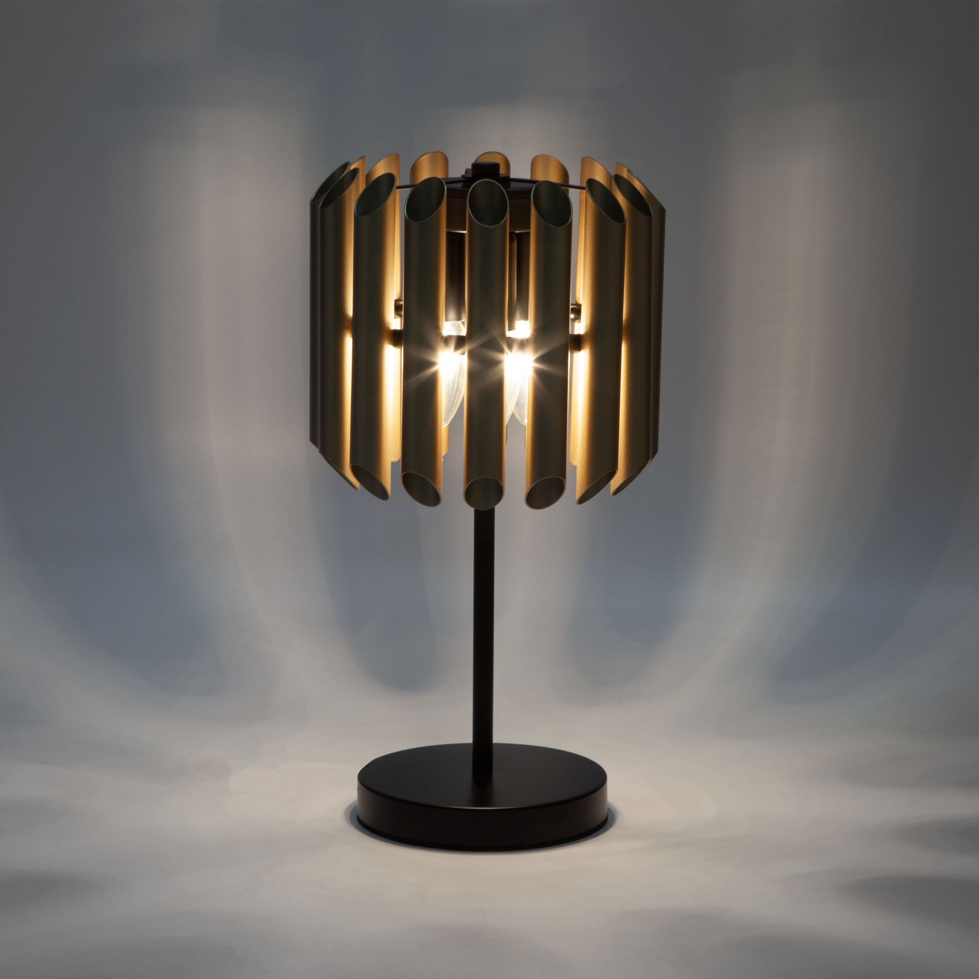 Настольная лампа с металлическим плафоном Bogate's Castellie 01106/3 черный / шампань. Фото 3
