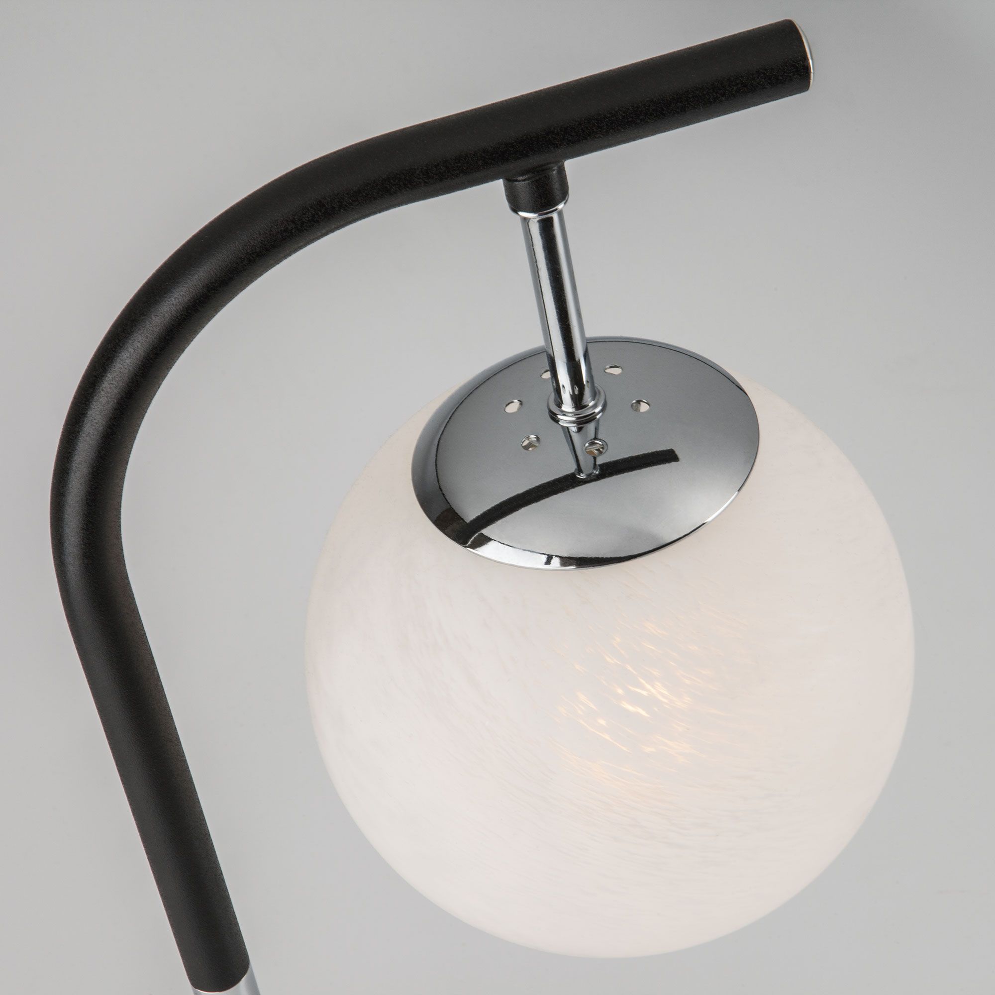 Настольная лампа в стиле лофт Eurosvet Globe 01039/1 хром/черный. Фото 4