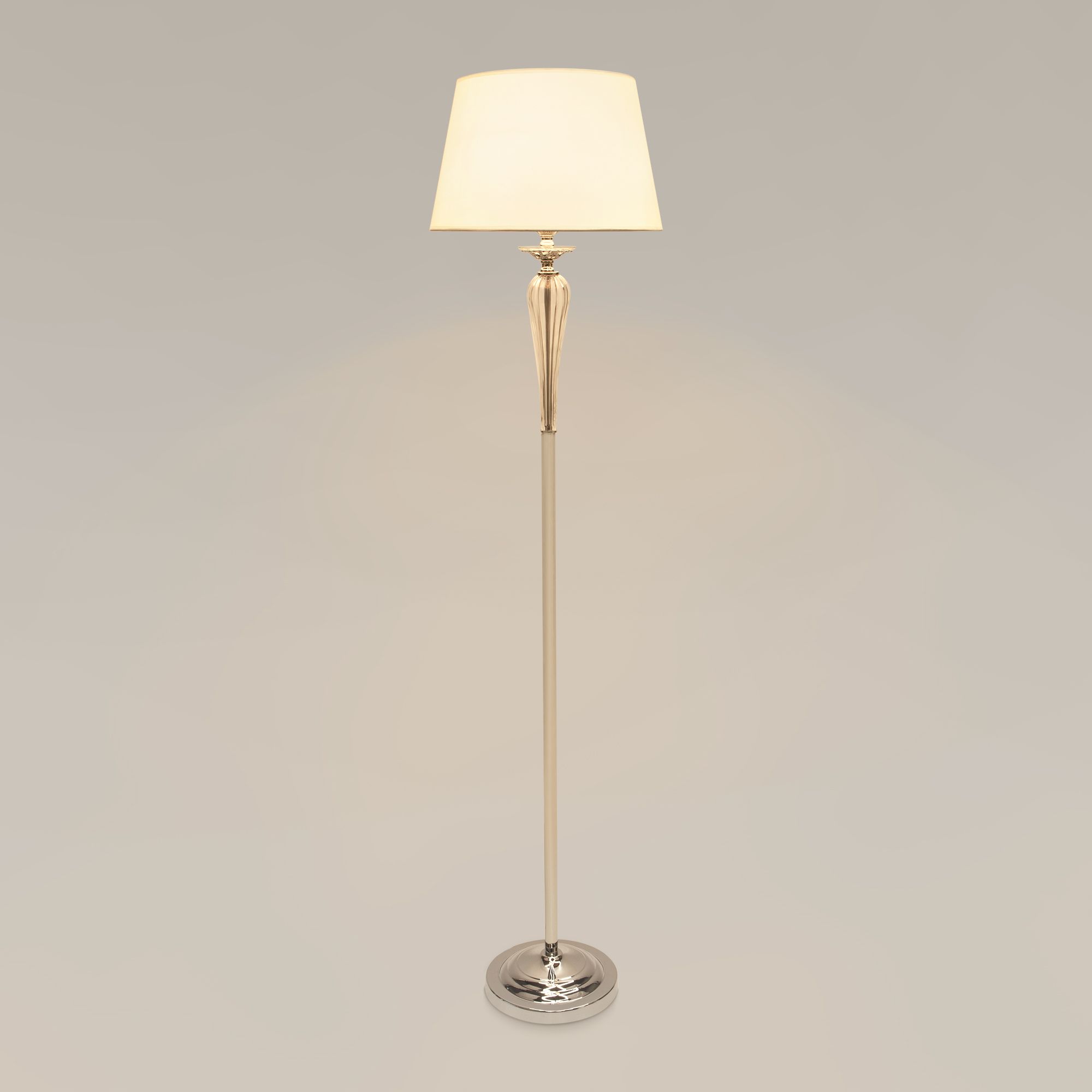 Настольный светильник с тканевым абажуром Bogate's Olenna 01105/1 белый. Фото 2