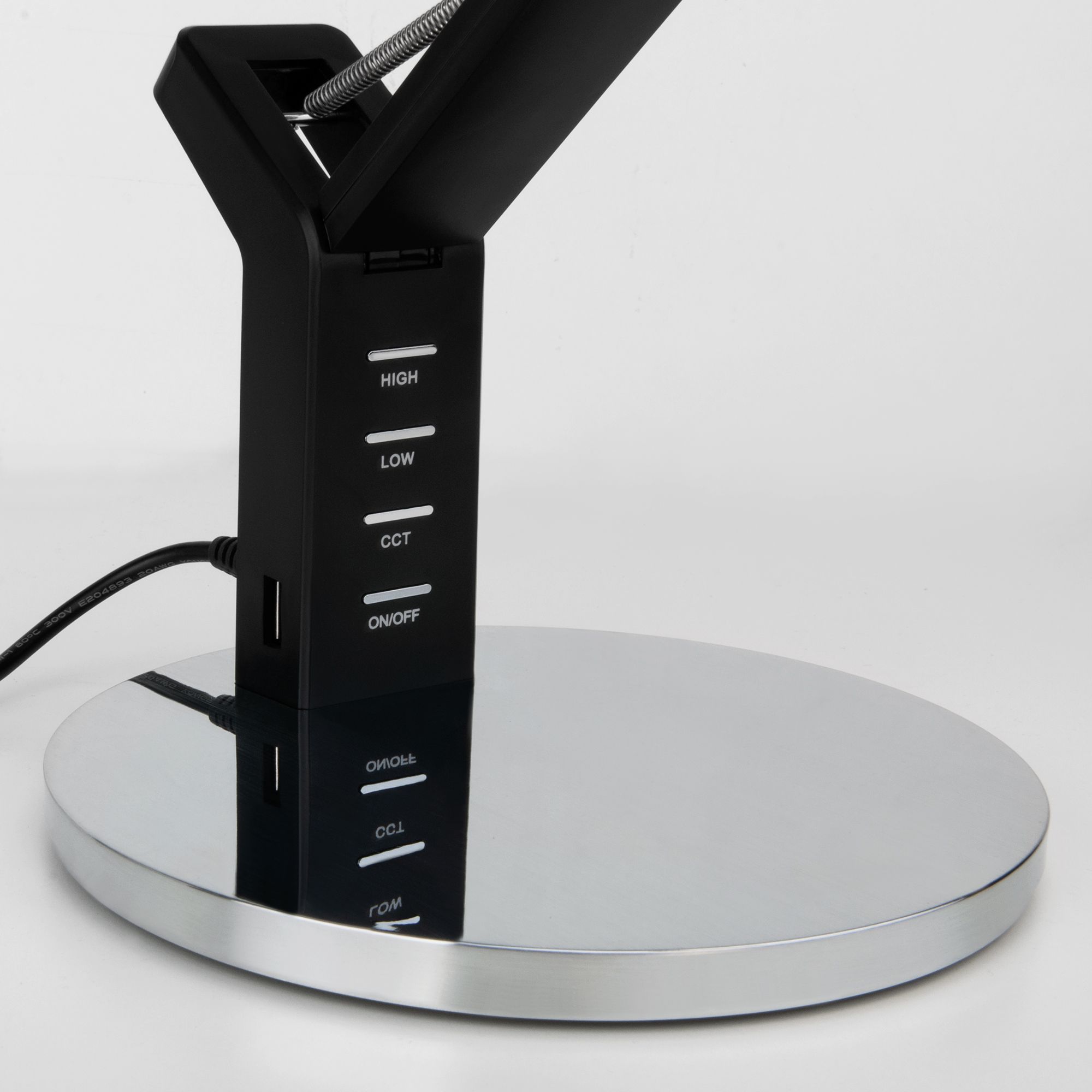 Настольный светодиодный светильник с сенсорным управлением и регулировкой цветовой температуры Eurosvet Slink 80426/1 черный / серебро. Фото 2