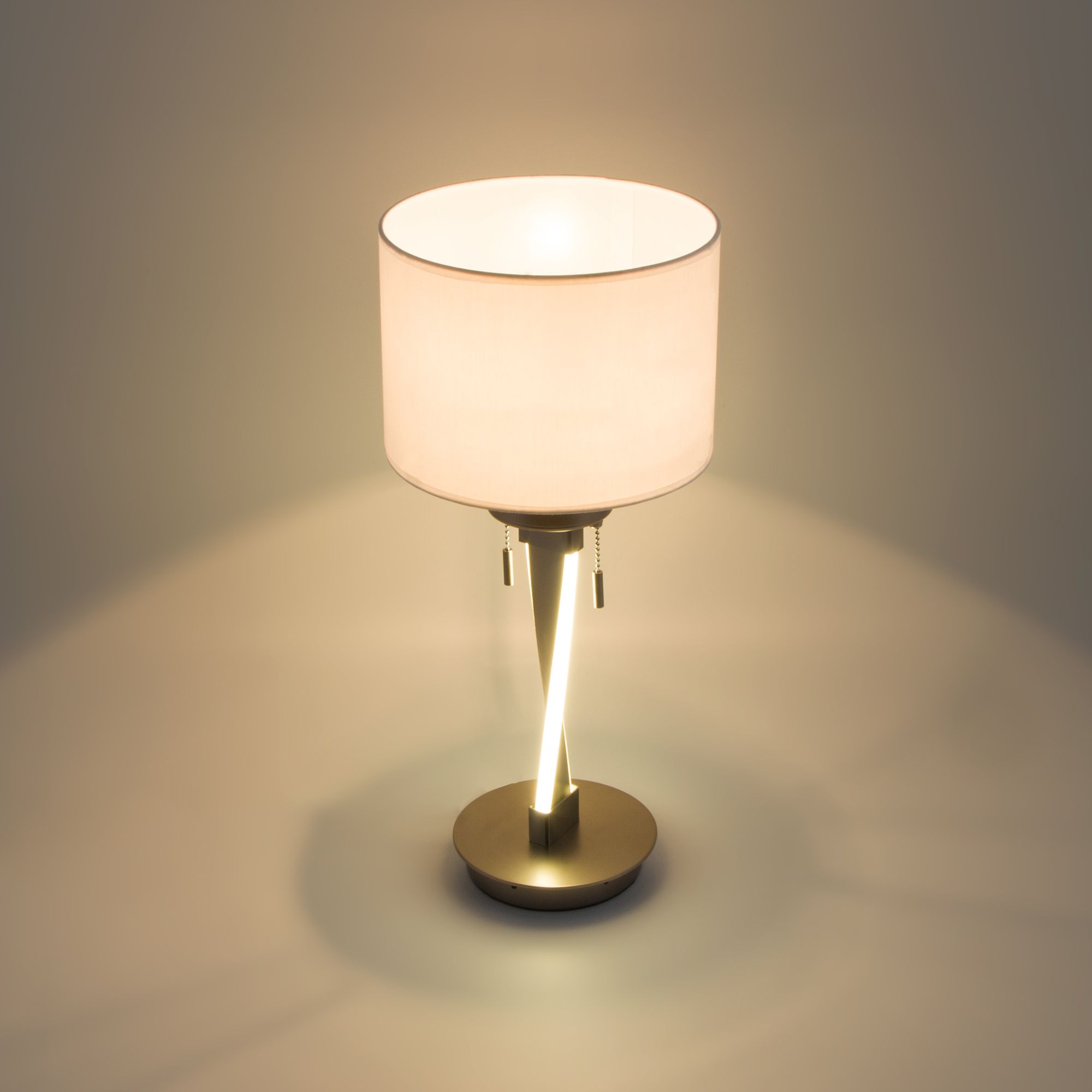 Настольный светодиодный светильник с тканевым абажуром Bogate's Titan 993 белый / никель. Фото 2