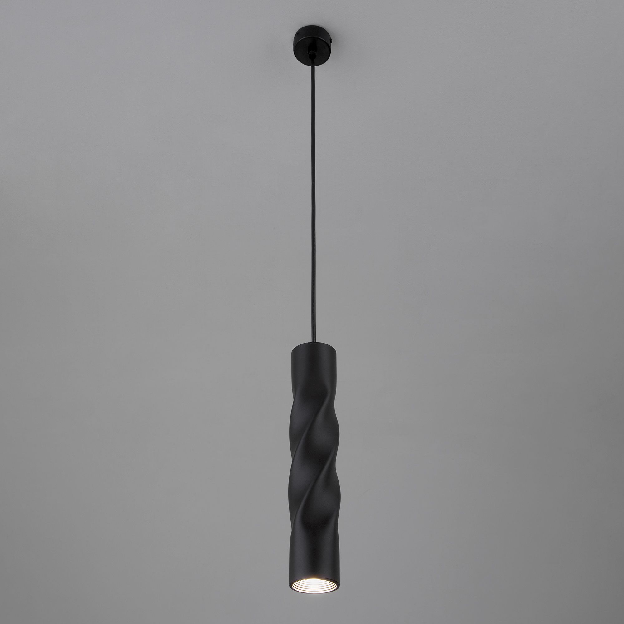 Подвесной светодиодный светильник в стиле лофт Eurosvet Scroll 50136/1 LED черный. Фото 3