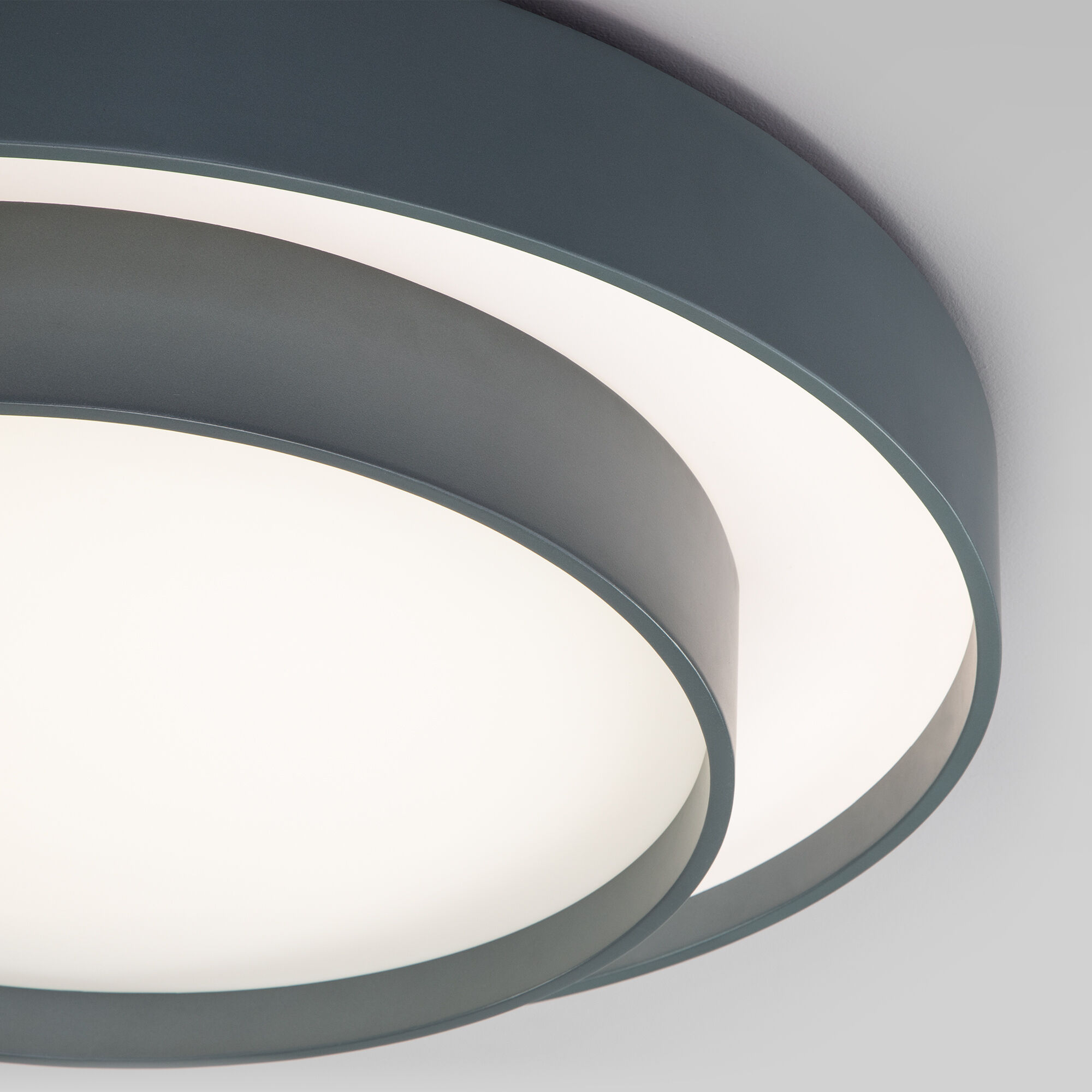 Потолочный светодиодный светильник с регулировкой яркости и цветовой температуры Eurosvet Force 90330/2 серый. Фото 2