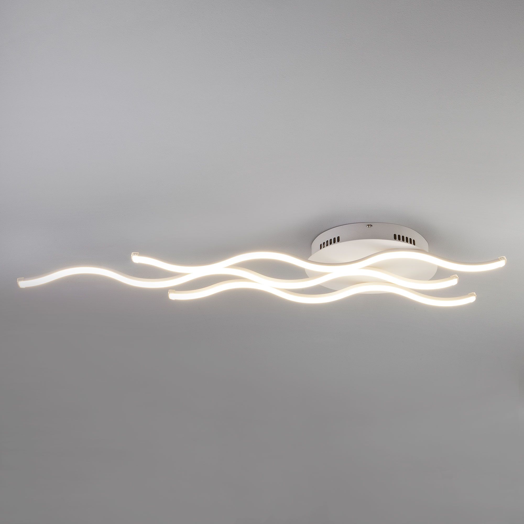 Потолочный светодиодный светильник в стиле минимализм Eurosvet Gwen 90090/3 белый. Фото 1