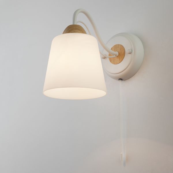 Настенный светильник со стеклянным плафоном 70062/1 белый