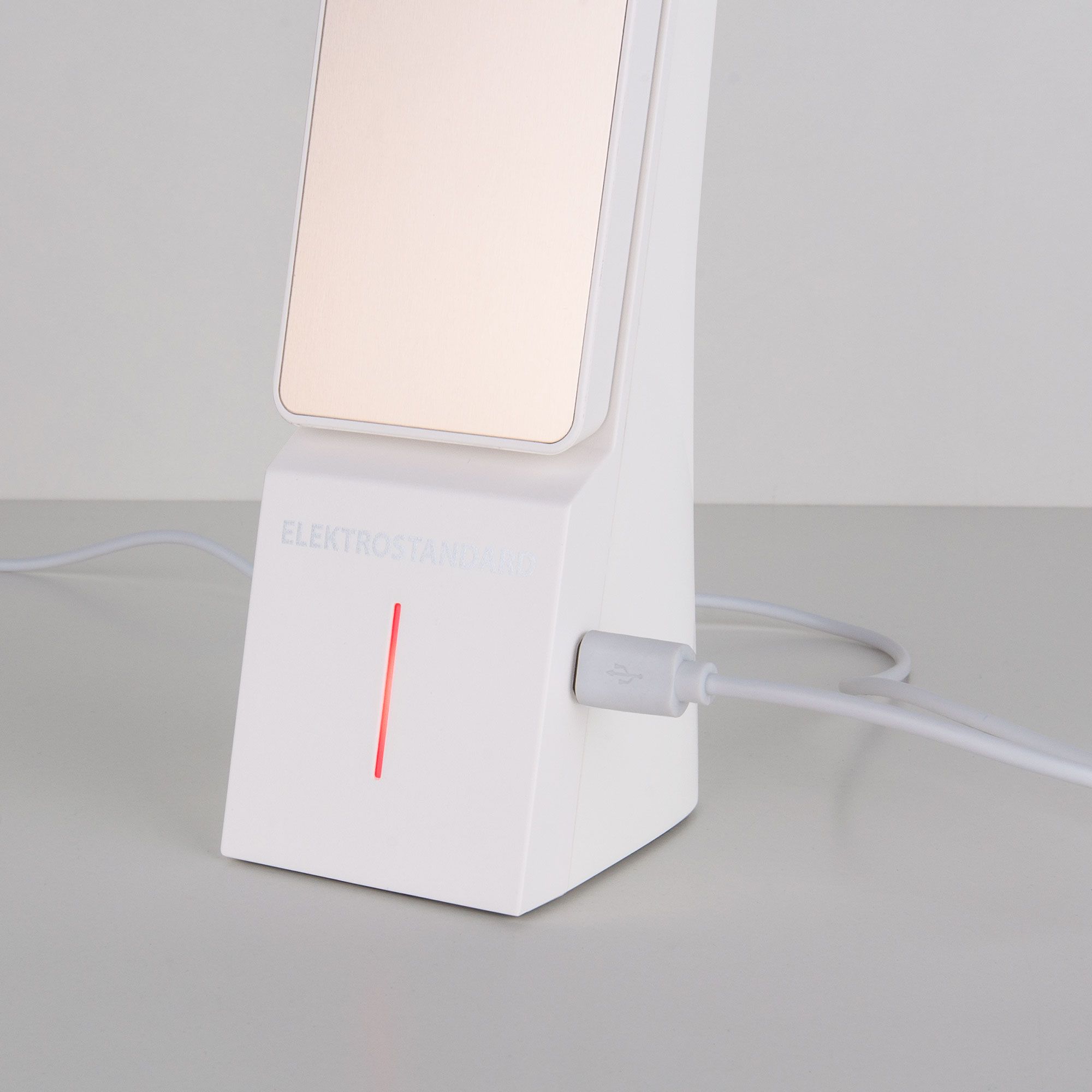 Настольный аккумуляторный светодиодный светильник Elektrostandard Desk Desk белый/золотой (TL90450). Фото 4