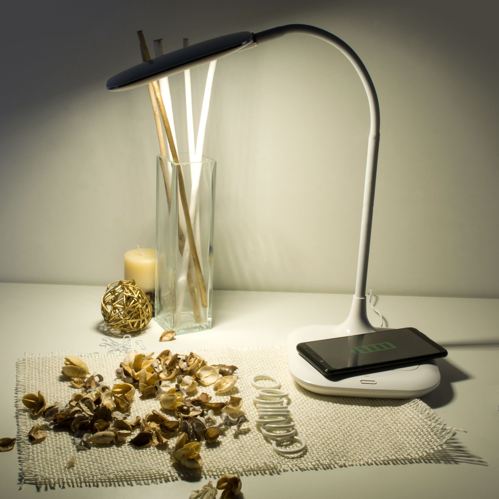 Светодиодная настольная лампа с беспроводной зарядкой Eurosvet Effi 80419/1 белый. Фото 2