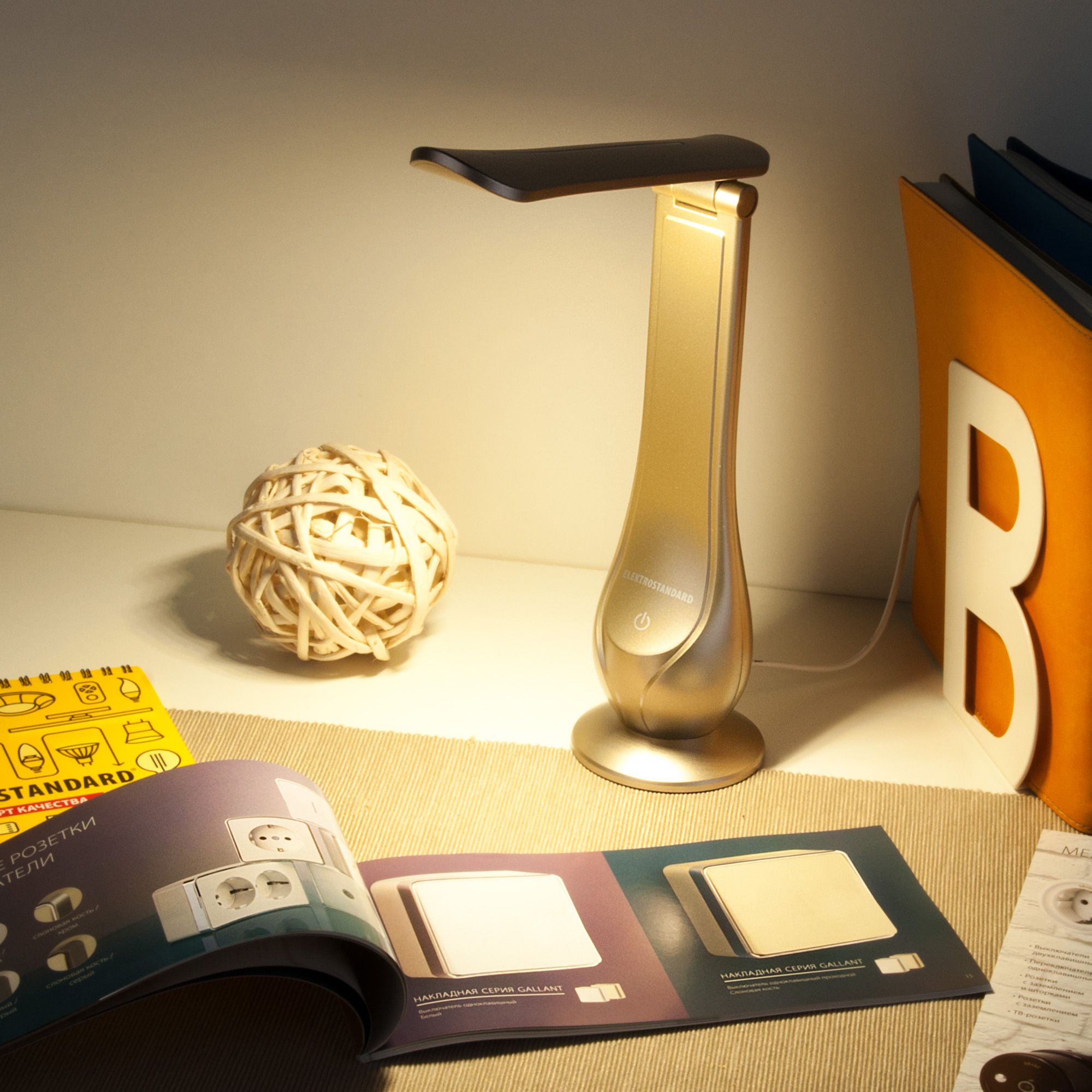Настольная лампа с аккумулятором Elektrostandard Orbit Orbit золотой (TL90420). Фото 2