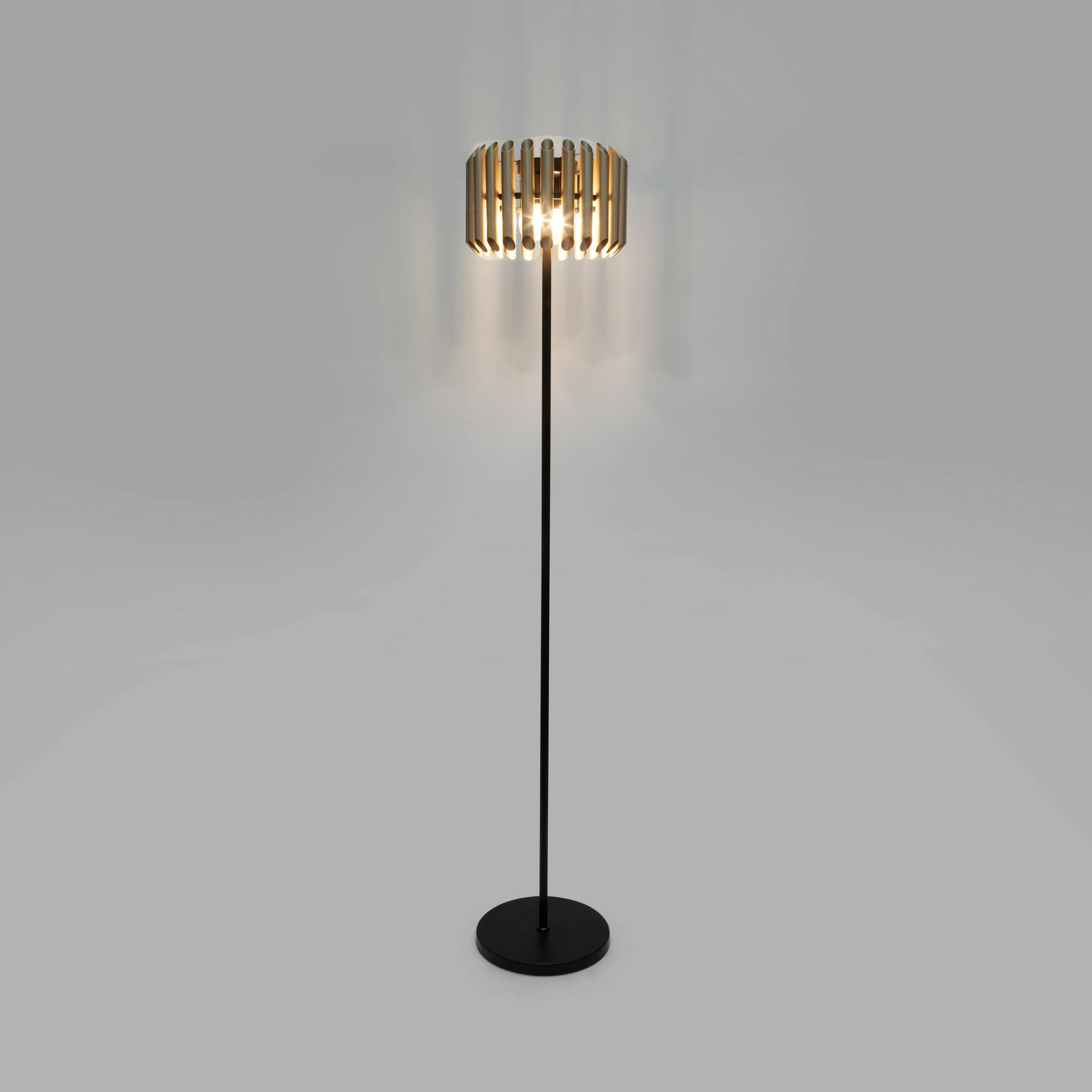 Напольный светильник с металлическим плафоном Bogate's Castellie 01106/4 черный / шампань. Фото 5