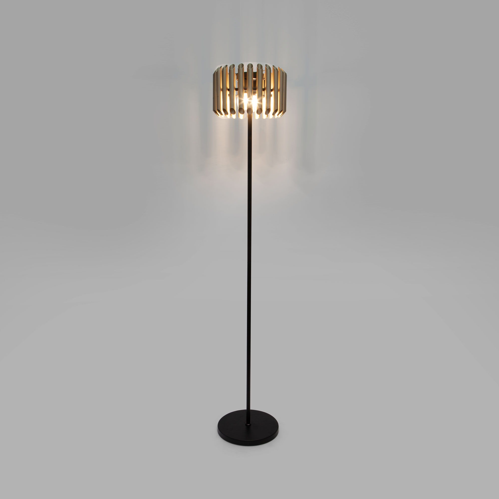 Напольный светильник с металлическим плафоном Bogate's Castellie 01124/4. Фото 3