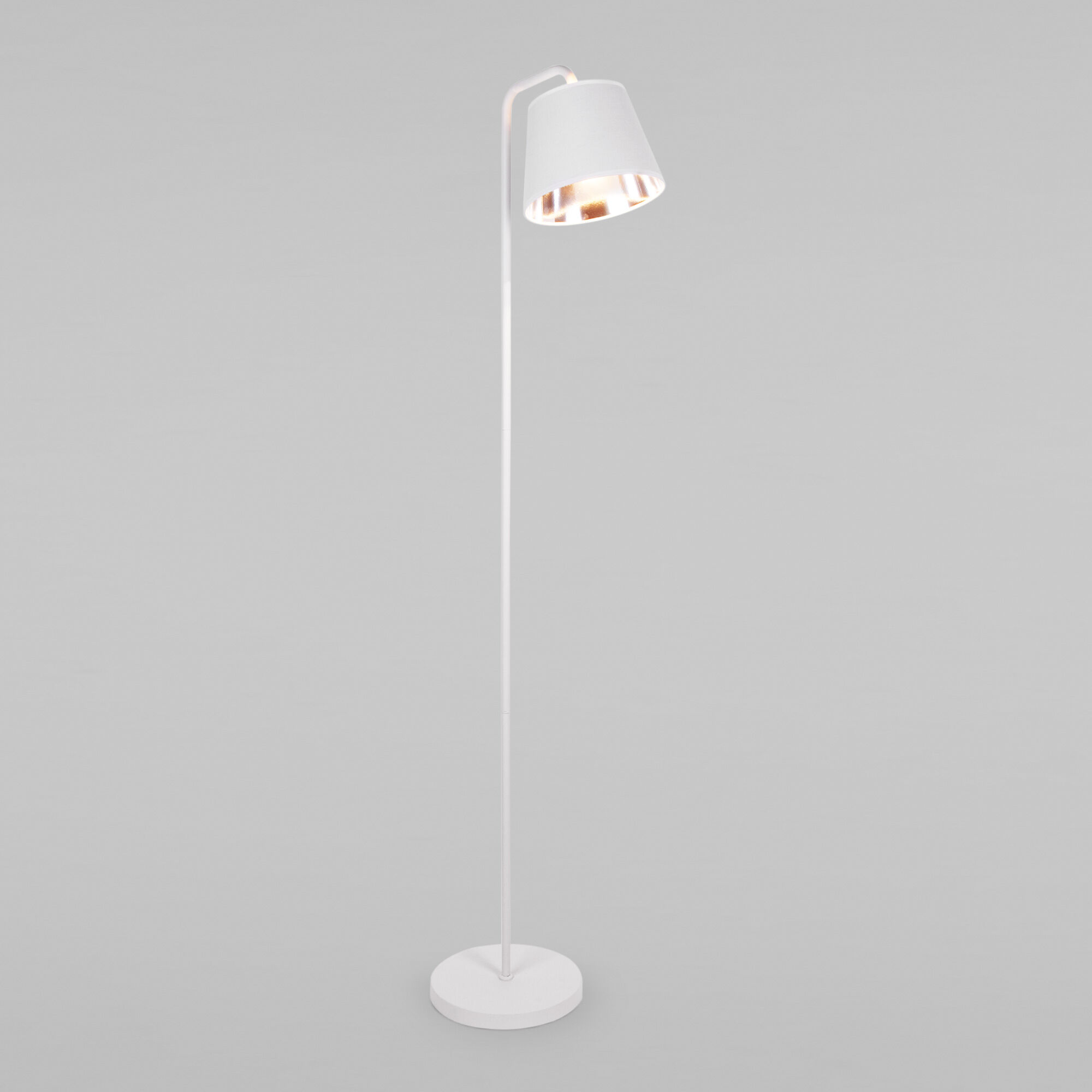 Напольный светильник в стиле лофт Eurosvet Montero 01135/1 белый. Фото 1