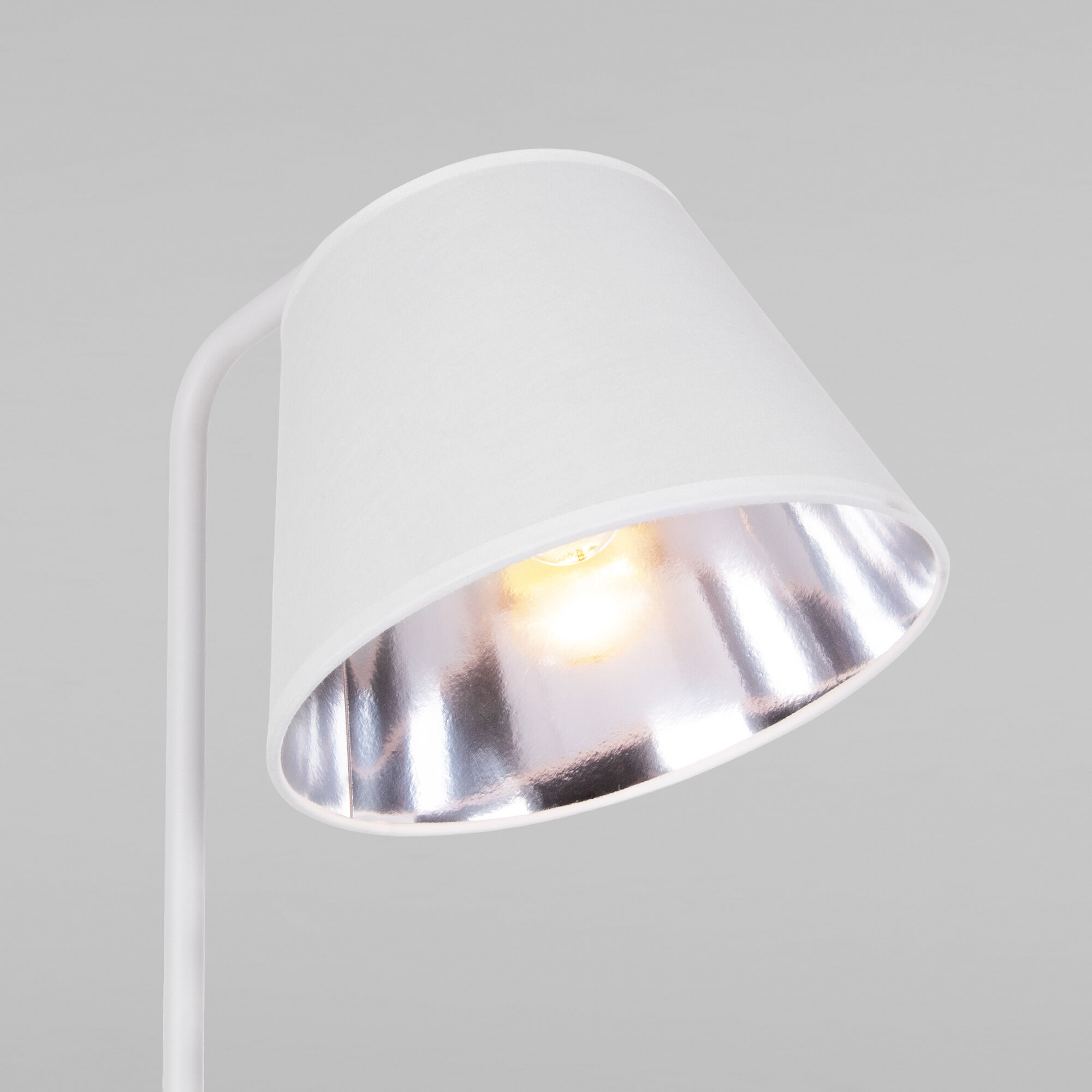 Напольный светильник в стиле лофт Eurosvet Montero 01135/1 белый. Фото 2