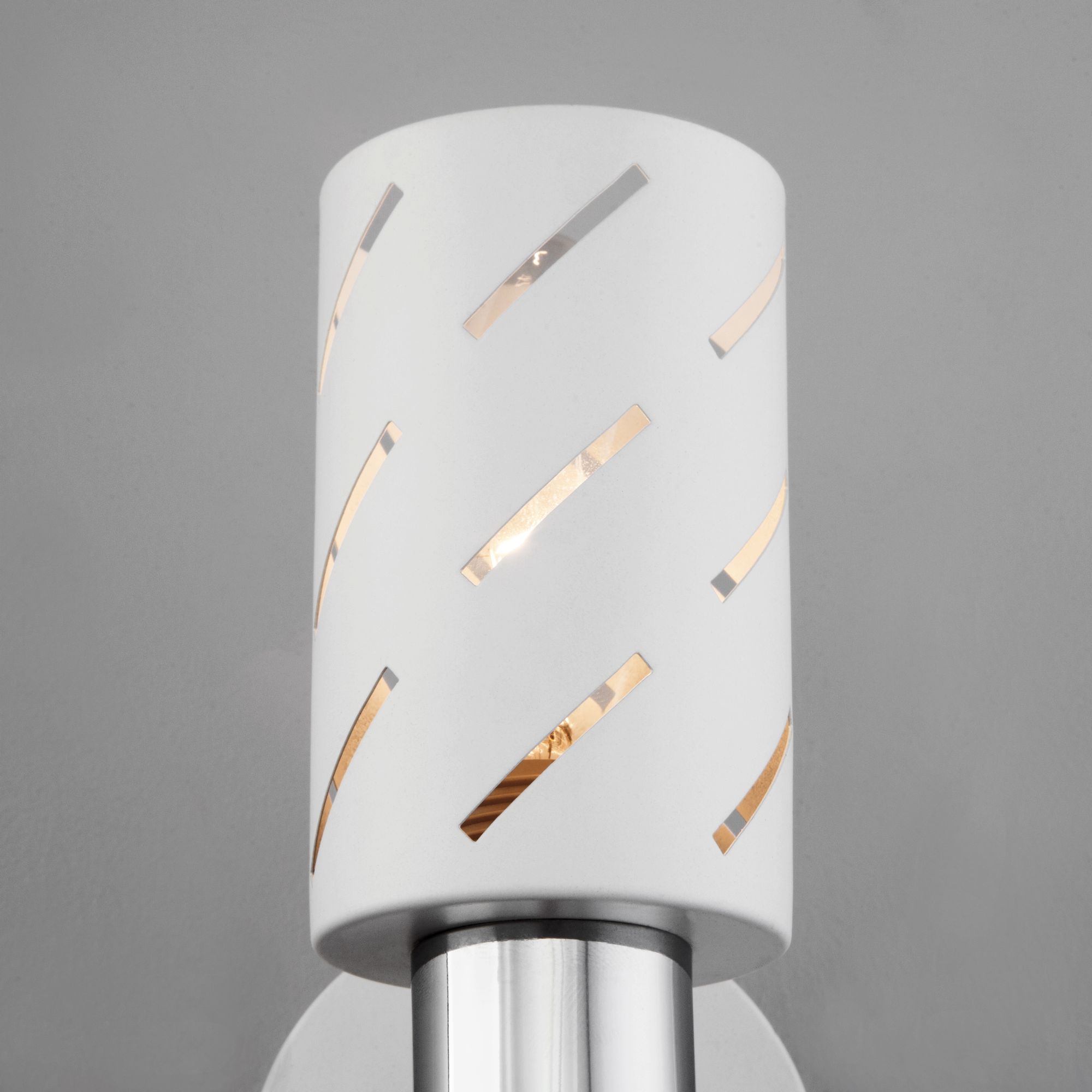 Настенный светильник с металлическим плафоном Eurosvet Fente 20090/1 белый / хром. Фото 2