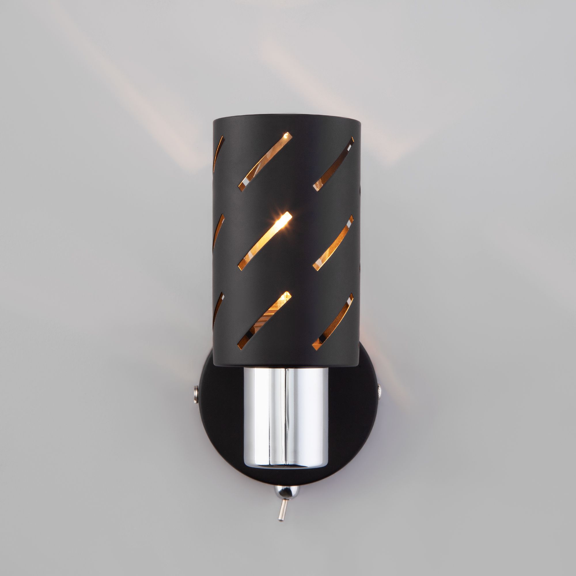 Настенный светильник с металлическим плафоном Eurosvet Fente 20090/1 черный / хром. Фото 3