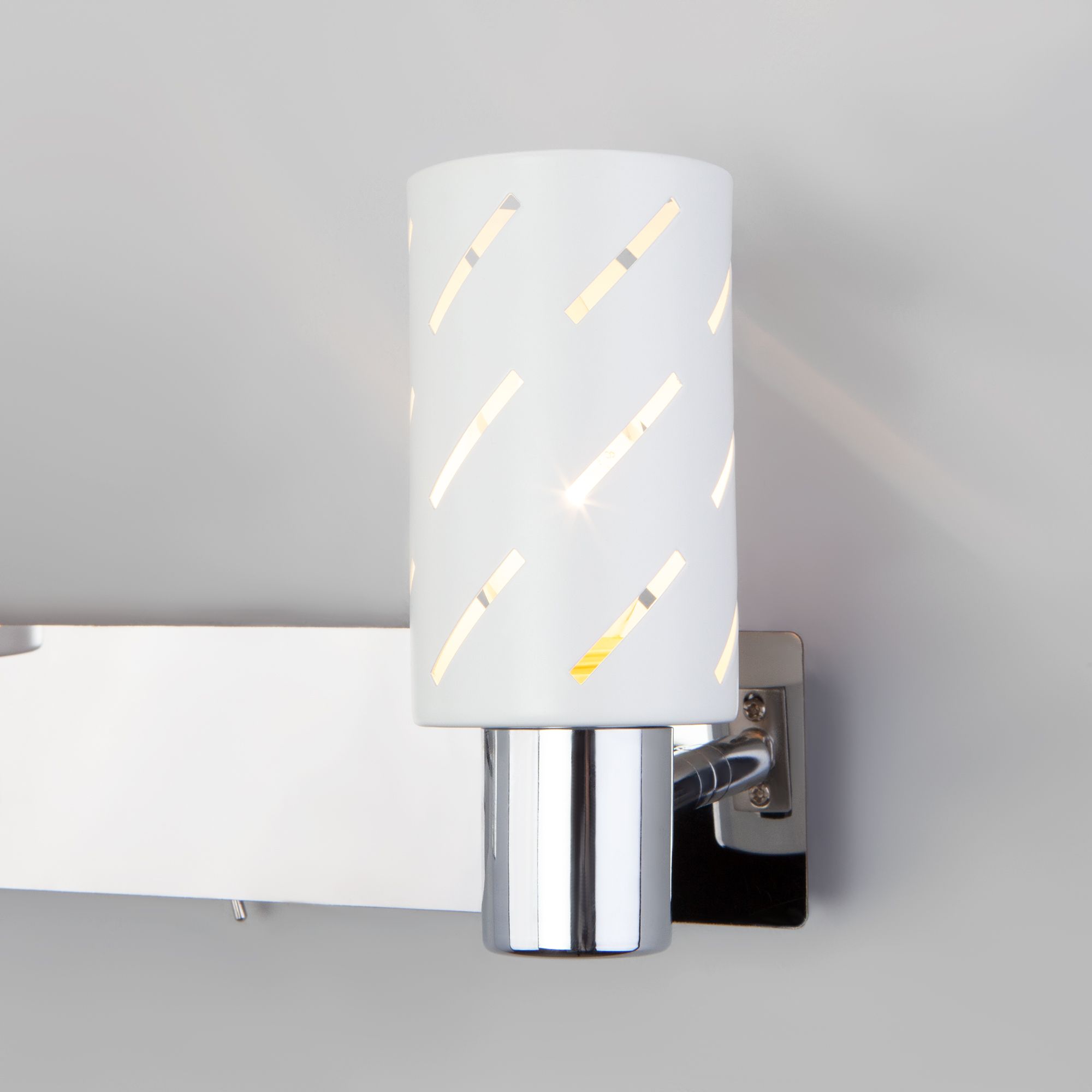 Настенный светильник с металлическими плафонами Eurosvet Fente 20090/2 белый / хром. Фото 2