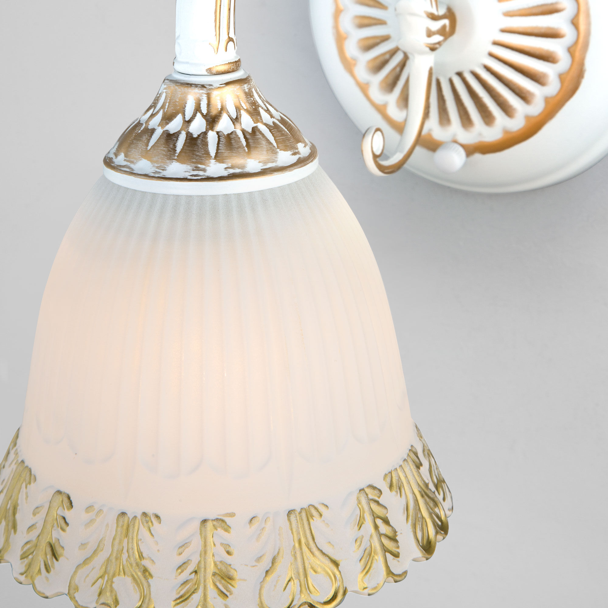 Настенный светильник со стеклянным плафоном Eurosvet Campina 60107/1 белый с золотом. Фото 2