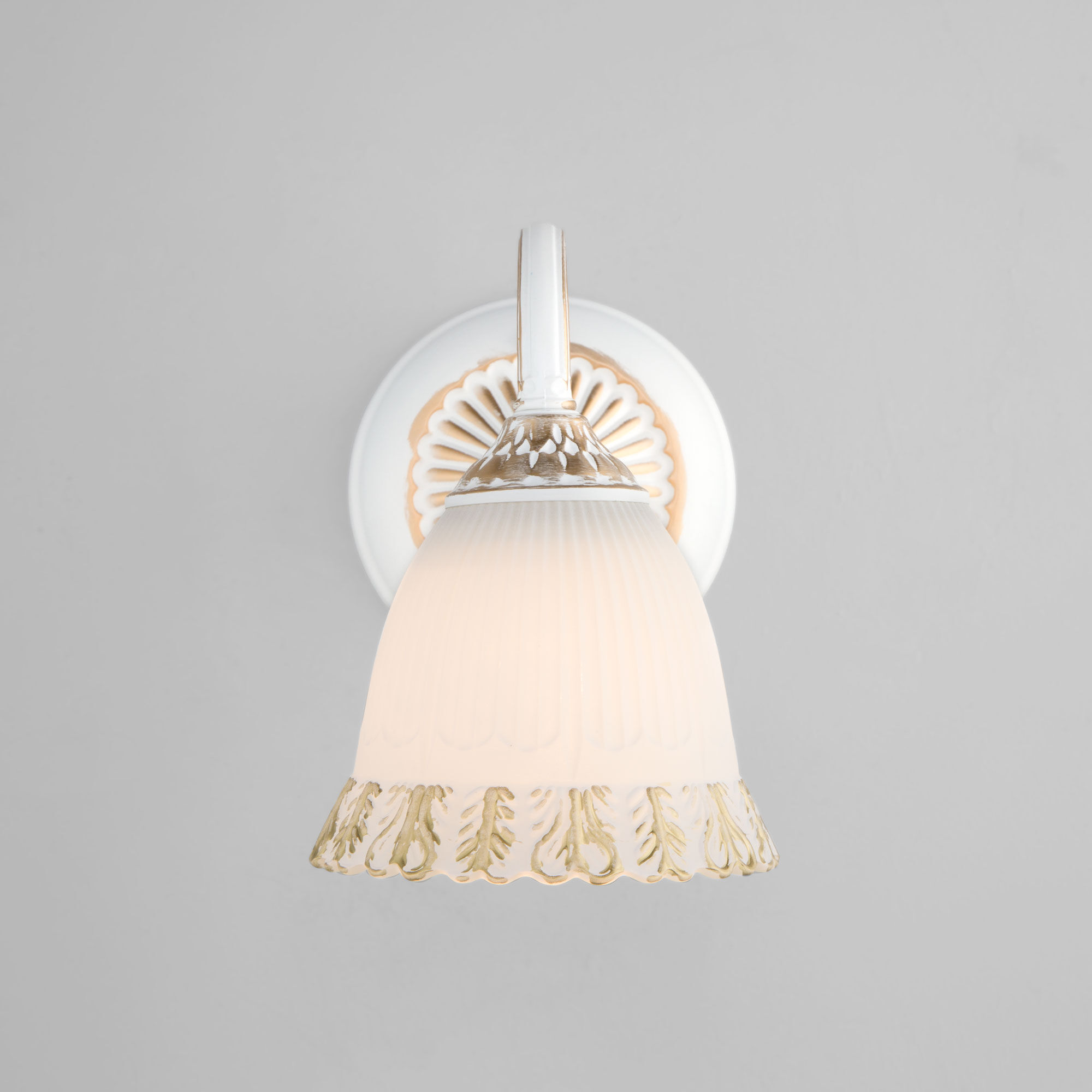 Настенный светильник со стеклянным плафоном Eurosvet Campina 60107/1 белый с золотом. Фото 3
