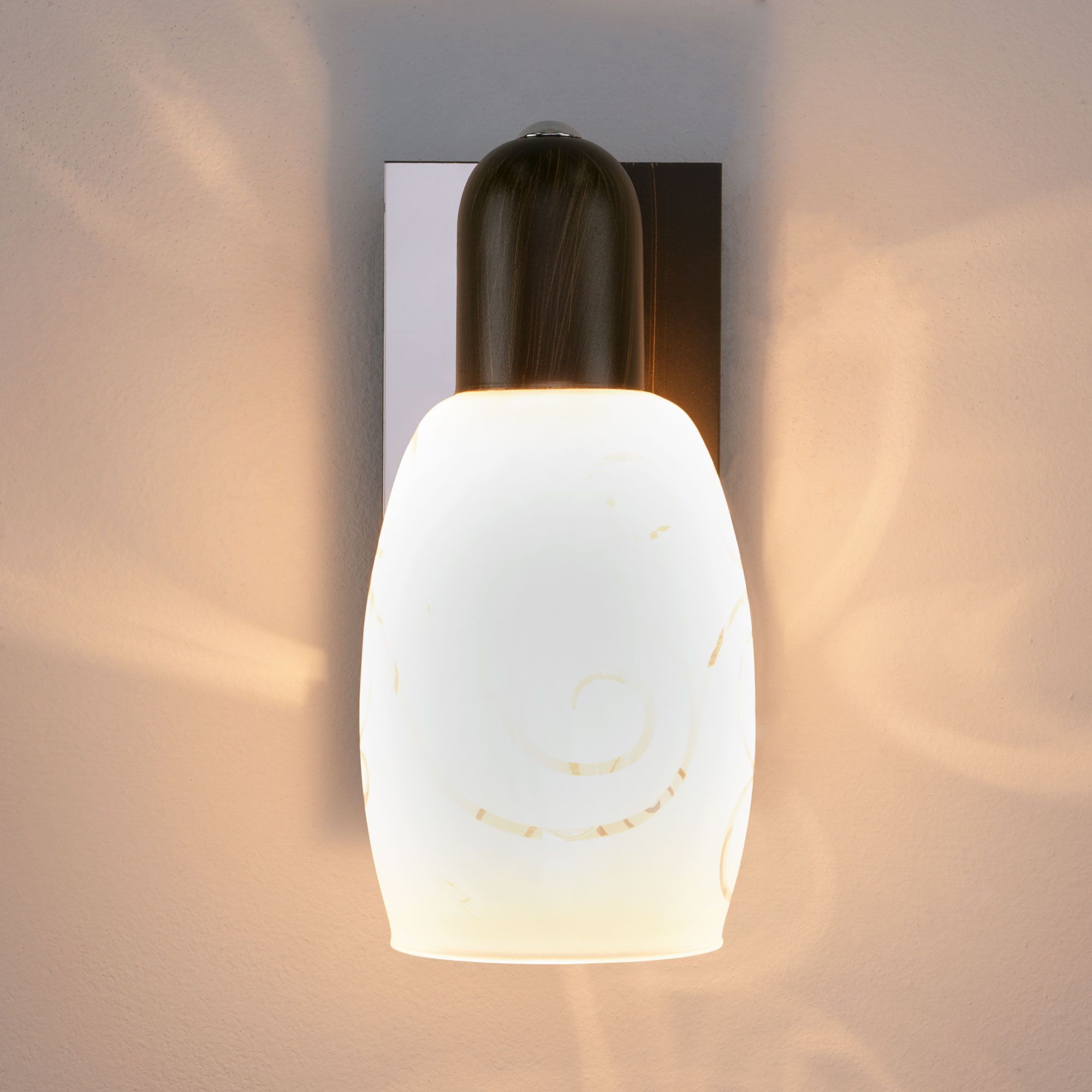 Настенный светильник со стеклянным плафоном Eurosvet Andre 60301/1 хром / венге. Фото 4