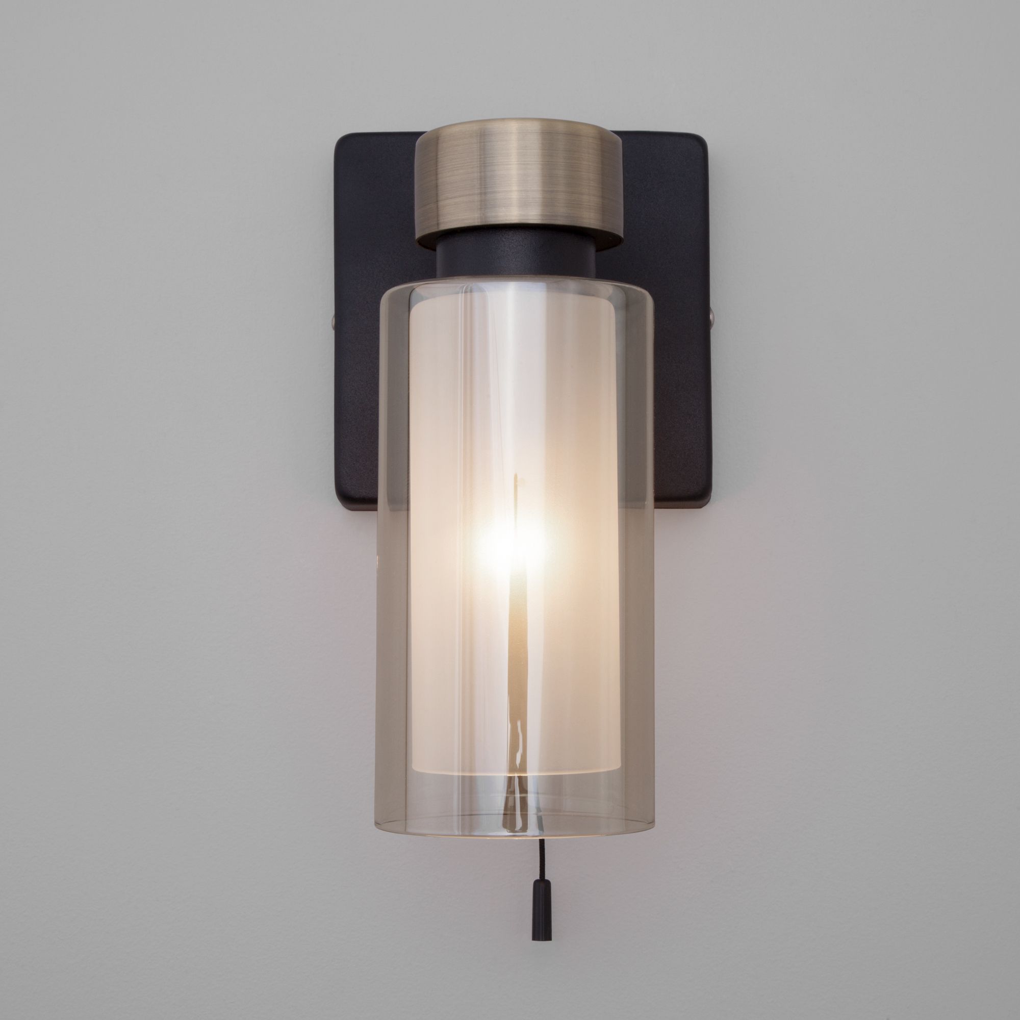Настенный светильник со стеклянным плафоном Eurosvet Amado 70115/1 черный. Фото 2