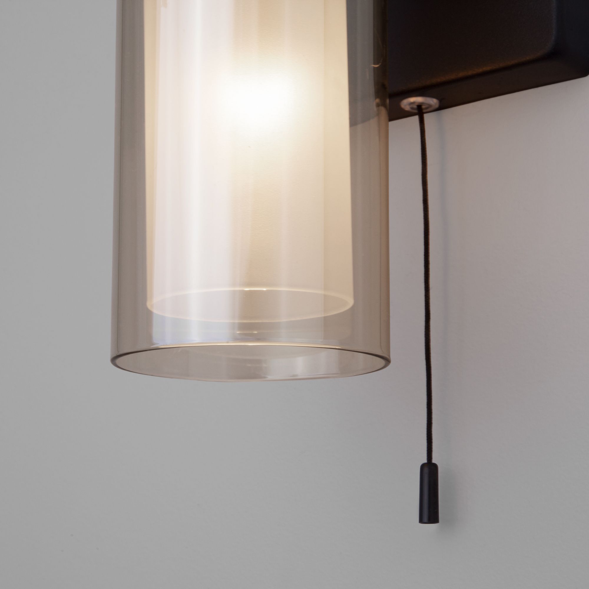 Настенный светильник со стеклянным плафоном Eurosvet Amado 70115/1 черный. Фото 3