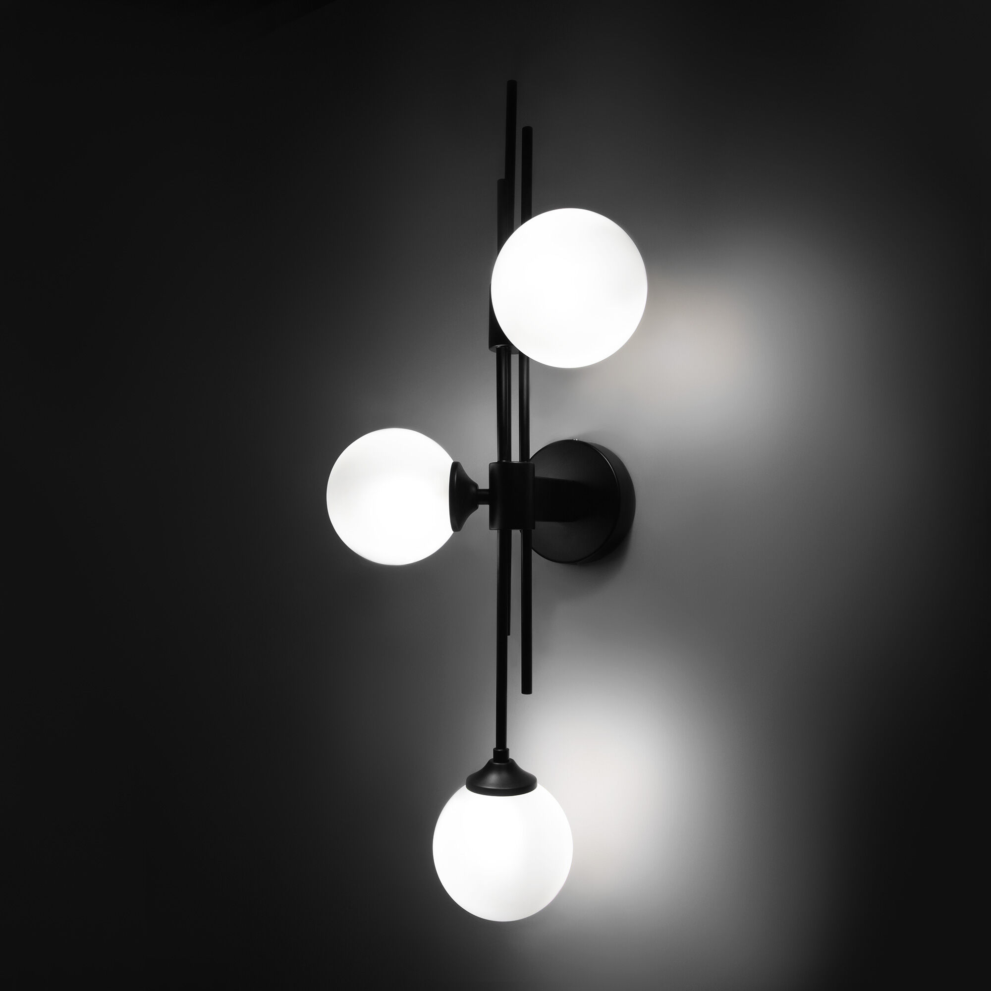 Настенный светильник со стеклянными плафонами Eurosvet Volver 50383/3 черный. Фото 3