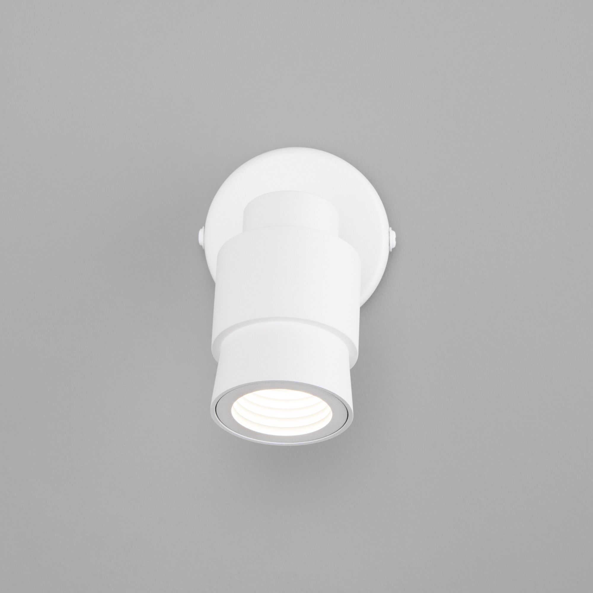 Настенный светодиодный светильник в стиле лофт Eurosvet Plat 20125/1 белый. Фото 3