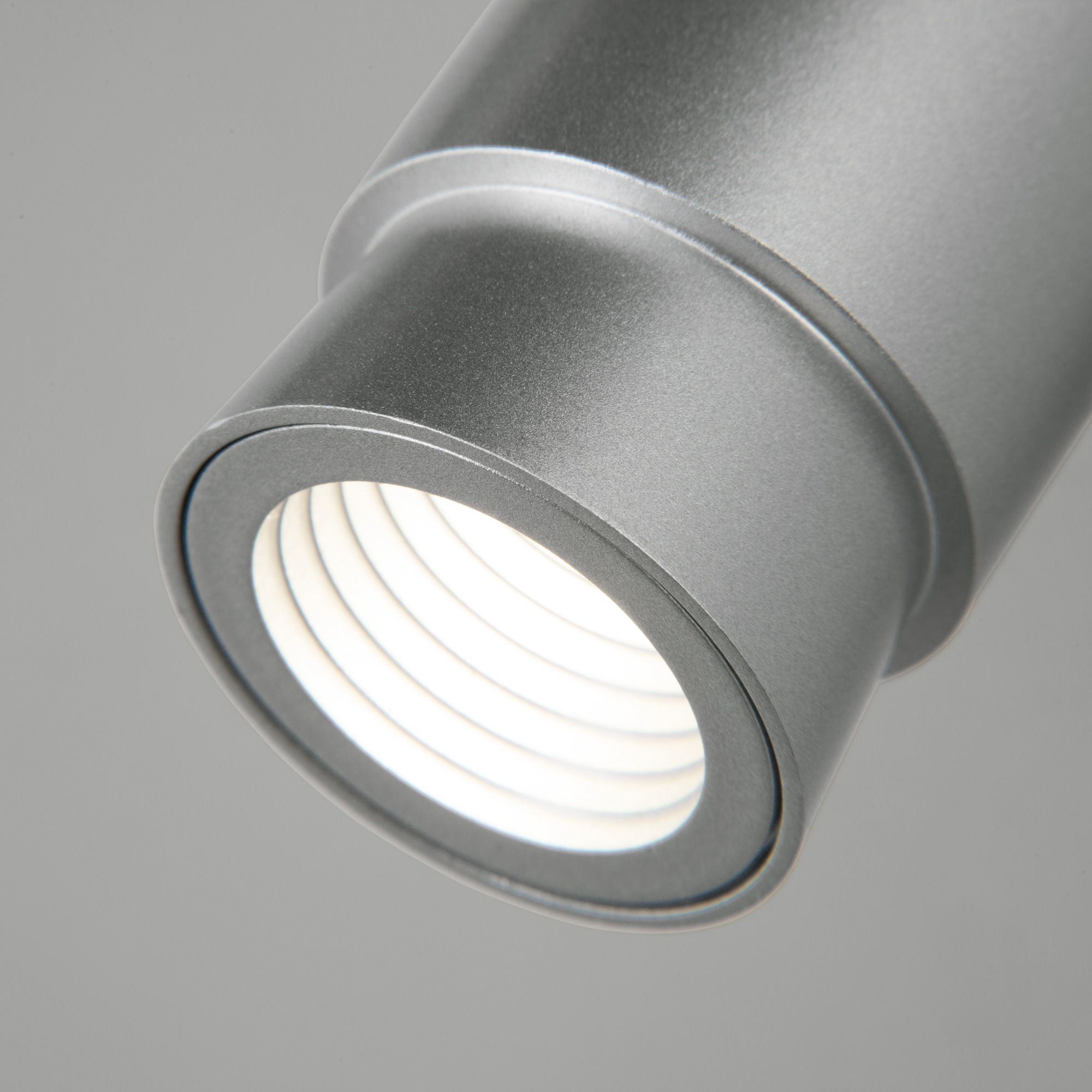 Настенный светодиодный светильник в стиле лофт Eurosvet Plat 20125/1 серебро. Фото 2