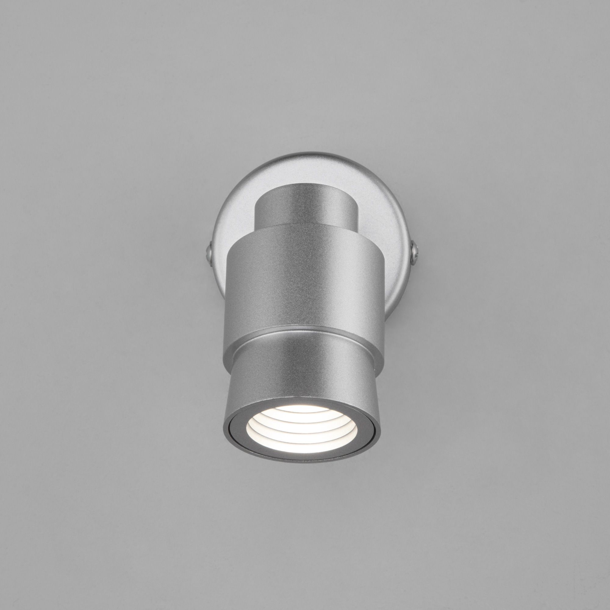 Настенный светодиодный светильник в стиле лофт Eurosvet Plat 20125/1 серебро. Фото 3
