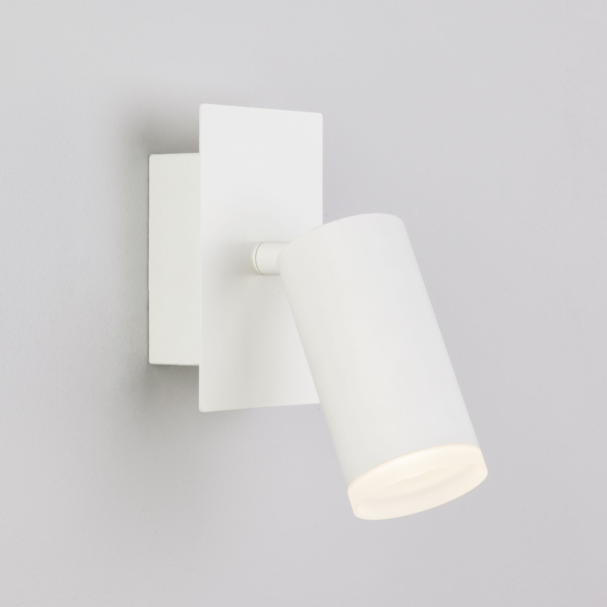 Настенный светодиодный светильник в стиле минимализм Eurosvet Holly 20067/1 LED белый. Фото 1