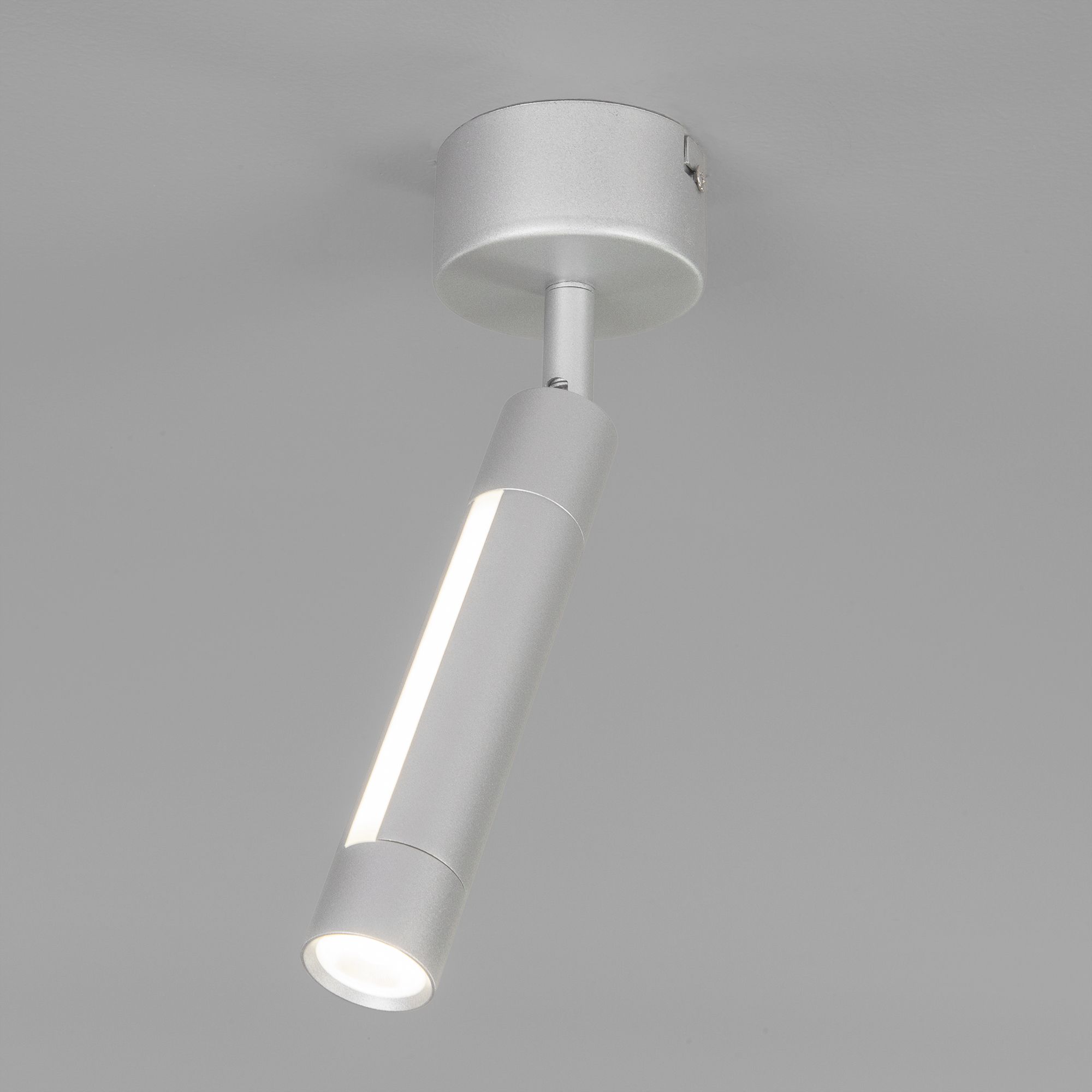 Настенный светодиодный светильник в стиле минимализм Eurosvet Strong 20084/1 LED серебро. Фото 1