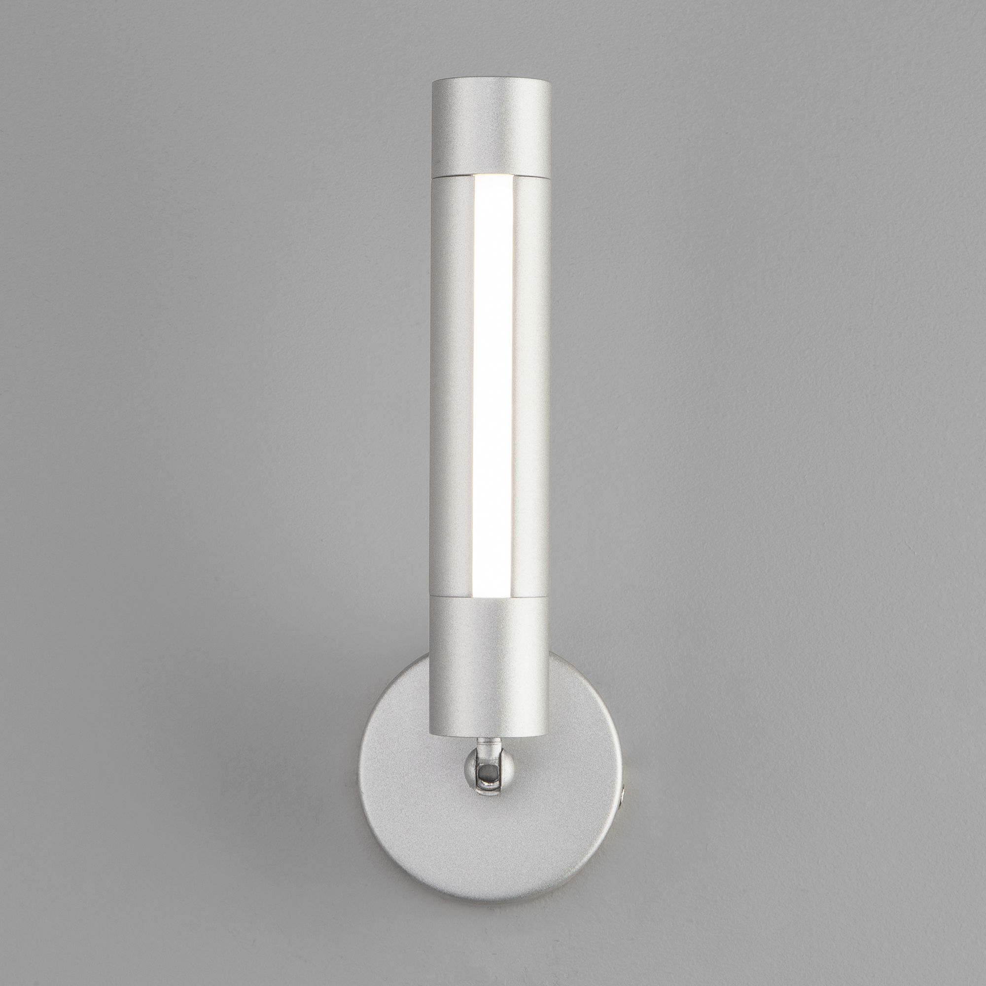 Настенный светодиодный светильник в стиле минимализм Eurosvet Strong 20084/1 LED серебро. Фото 3