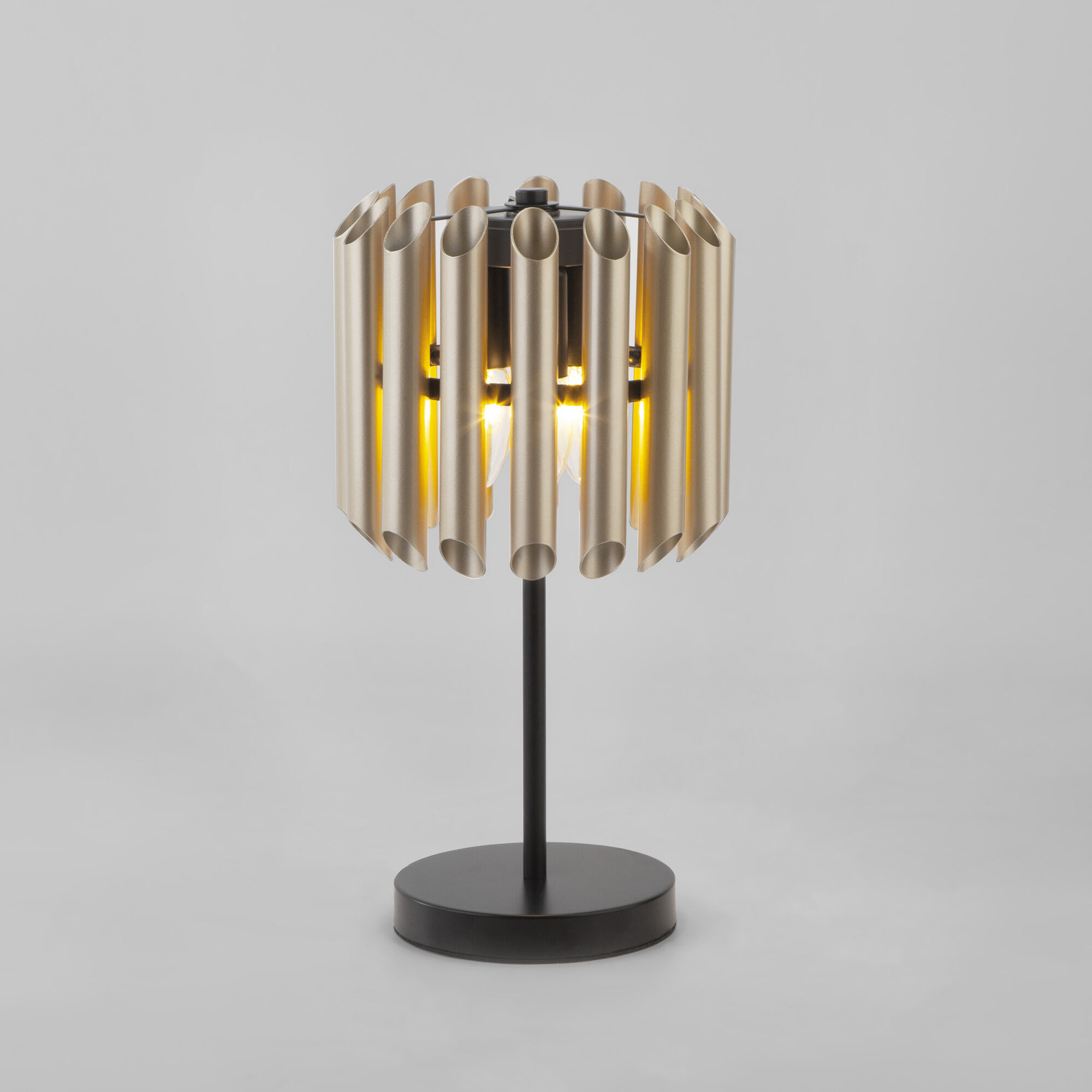 Настольный светильник с металлическим плафоном Bogate's Castellie 01124/3. Фото 1