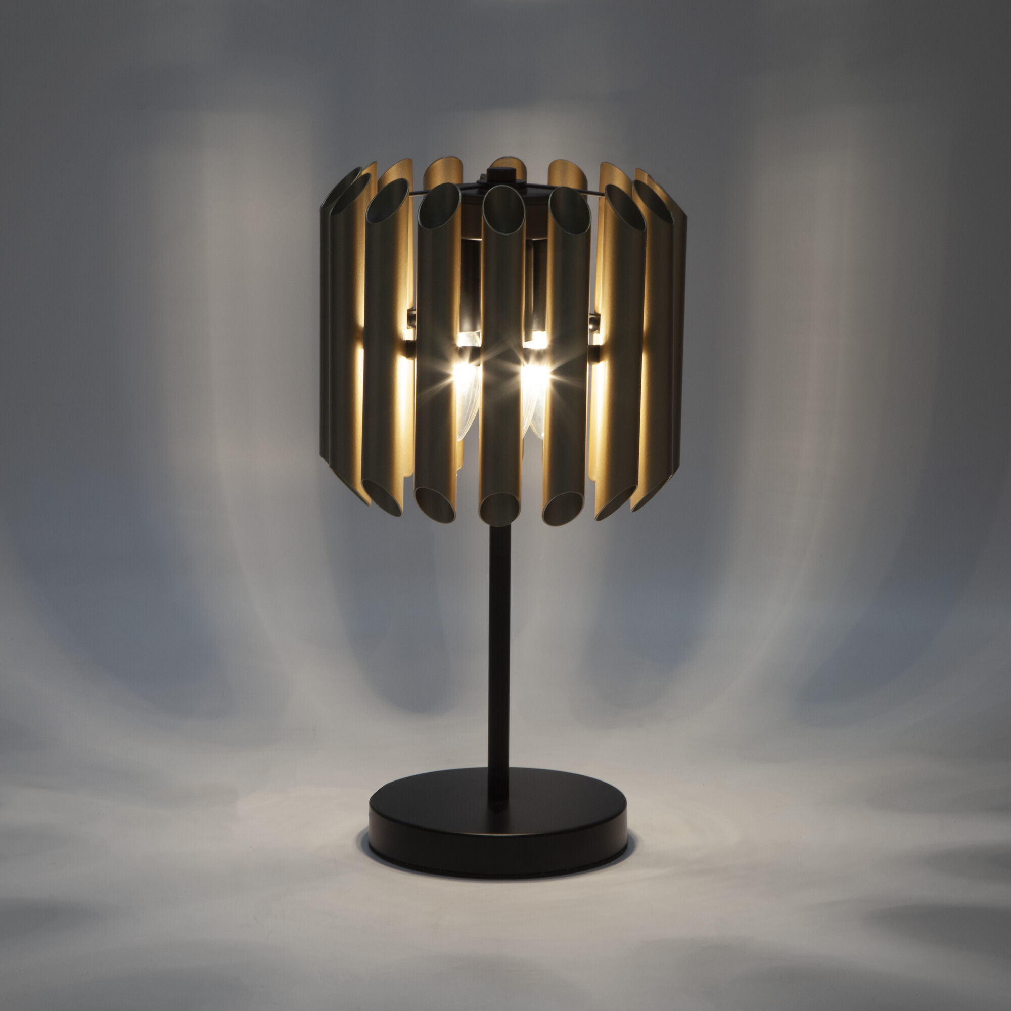 Настольный светильник с металлическим плафоном Bogate's Castellie 01124/3. Фото 3