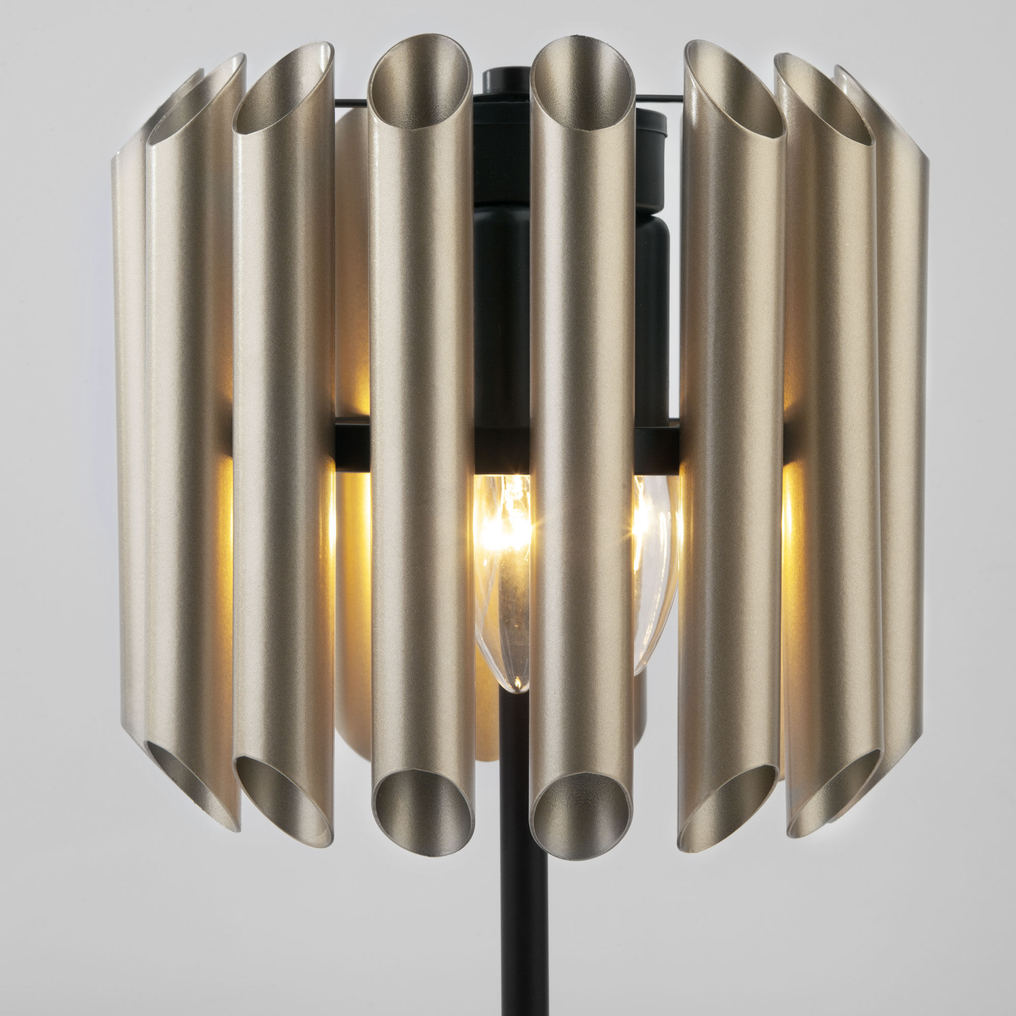 Настольный светильник с металлическим плафоном Bogate's Castellie 01124/3. Фото 4