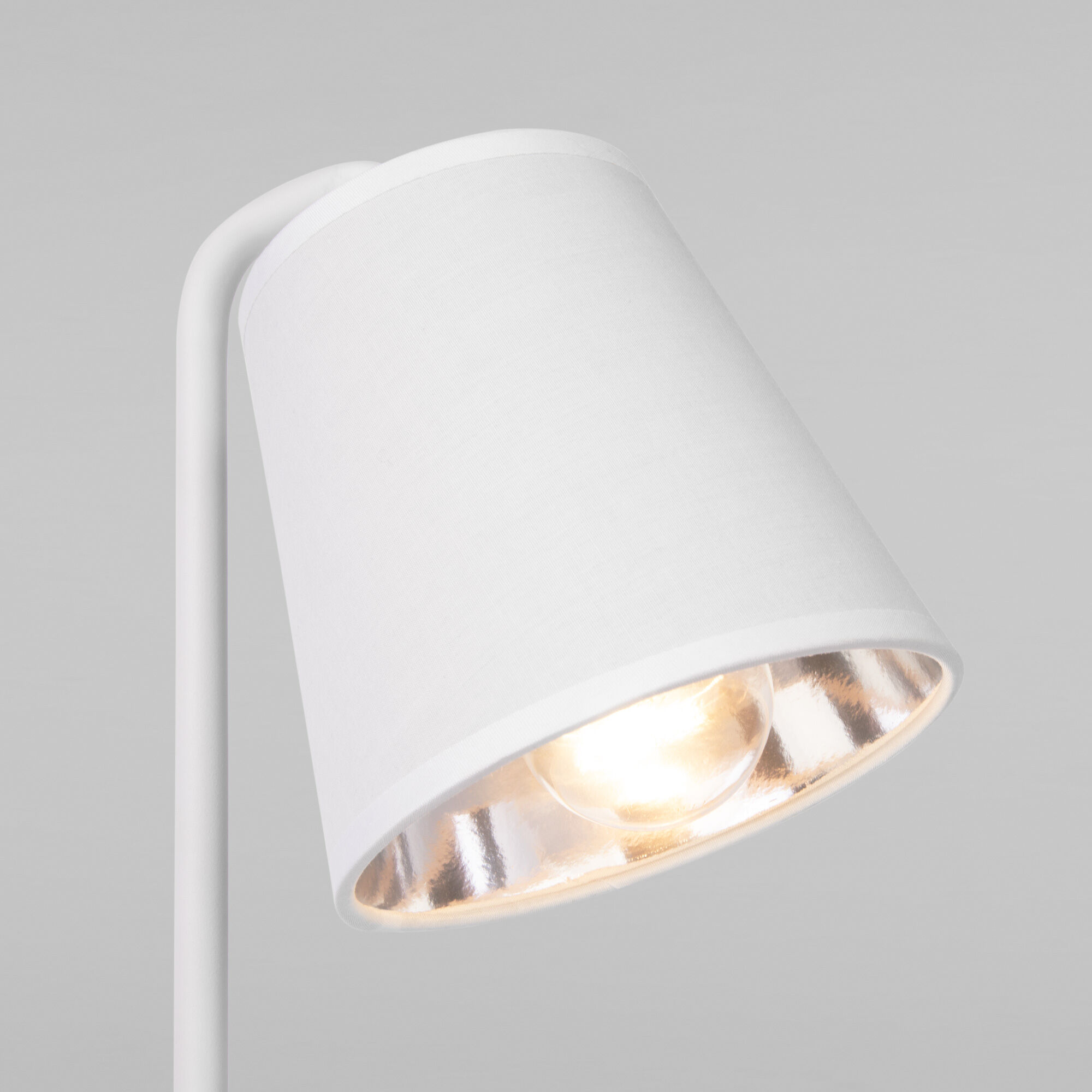 Настольный светильник с тканевым абажуром Eurosvet Montero 01134/1 белый. Фото 2