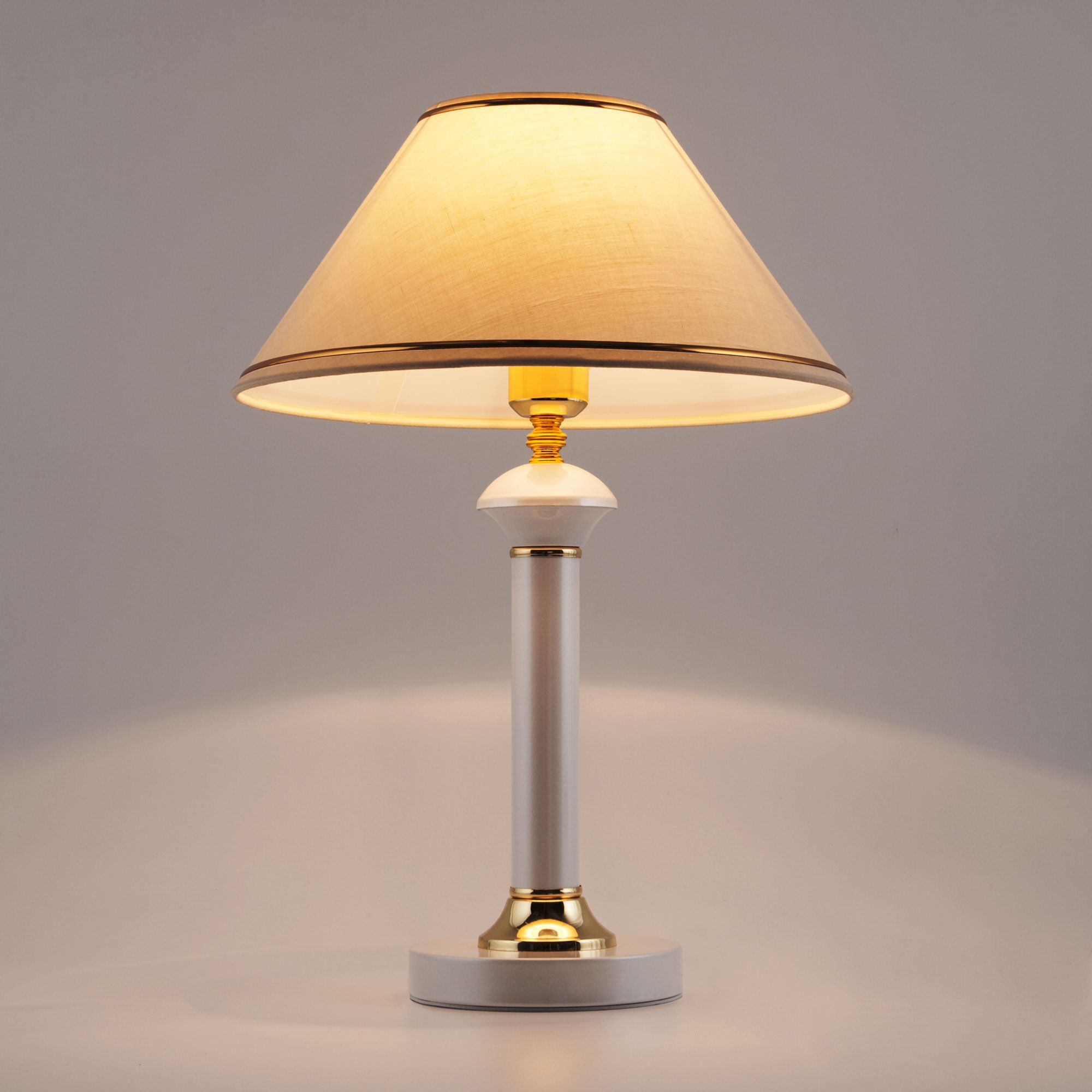 Настольный светильник с тканевым абажуром Eurosvet Lorenzo 60019/1 глянцевый белый. Фото 4