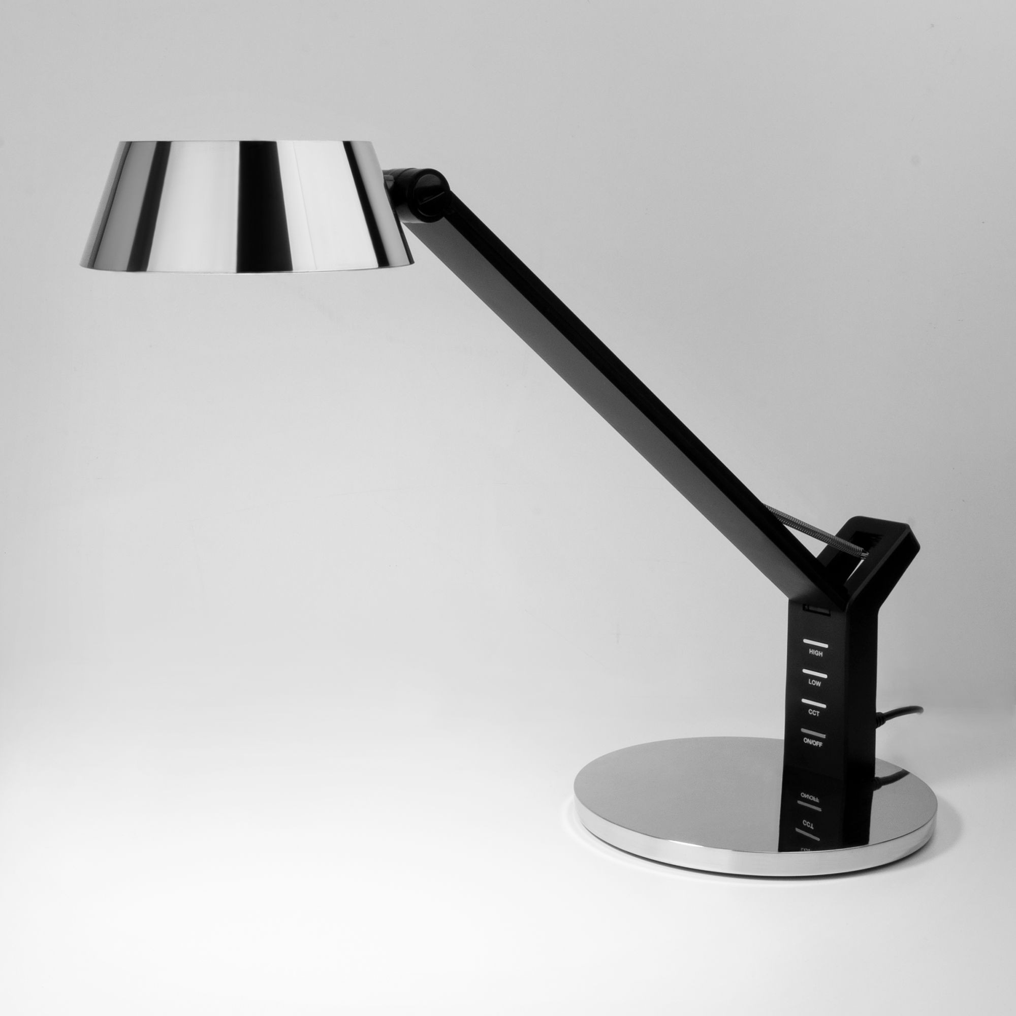 Настольный светодиодный светильник с сенсорным управлением и регулировкой цветовой температуры Eurosvet Slink 80426/1 черный / серебро. Фото 1