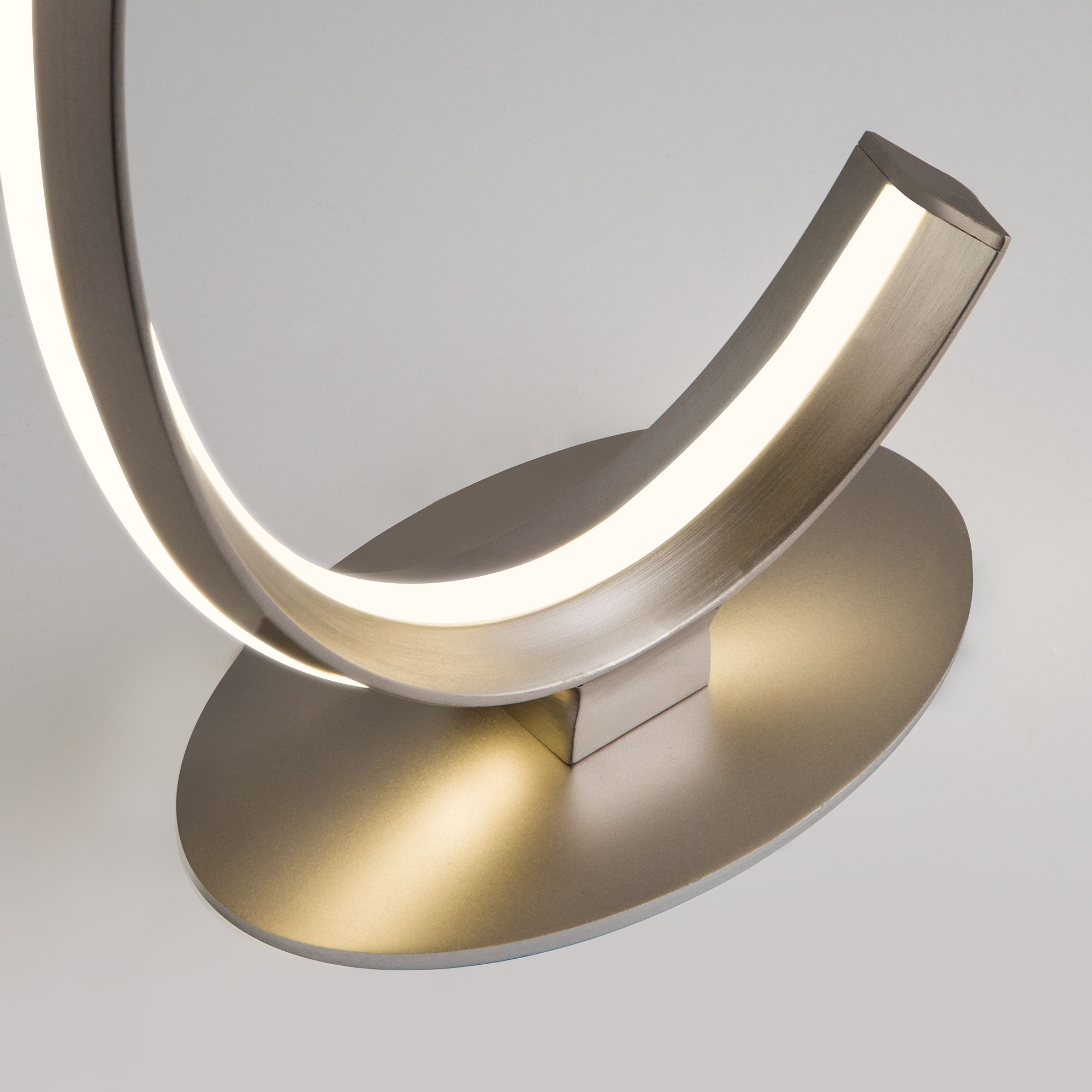 Настольный светодиодный светильник в стиле минимализм Eurosvet Gap 80414/1 сатин-никель. Фото 3