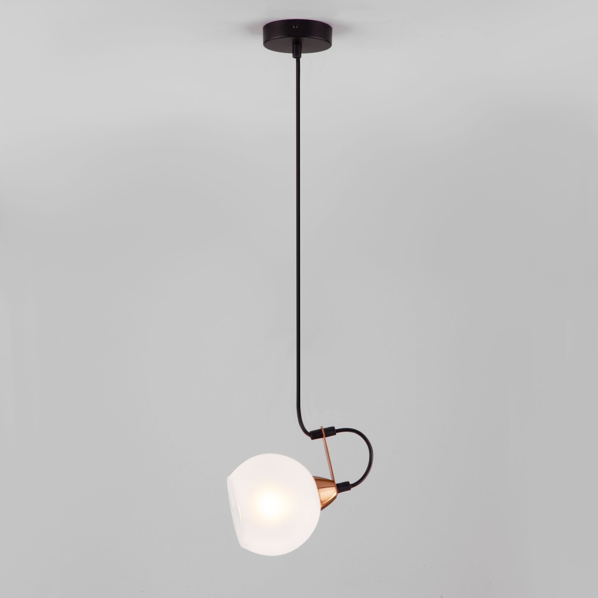 Подвесной светильник со стеклянным плафоном Eurosvet Bounce 50175/1 черный. Фото 3