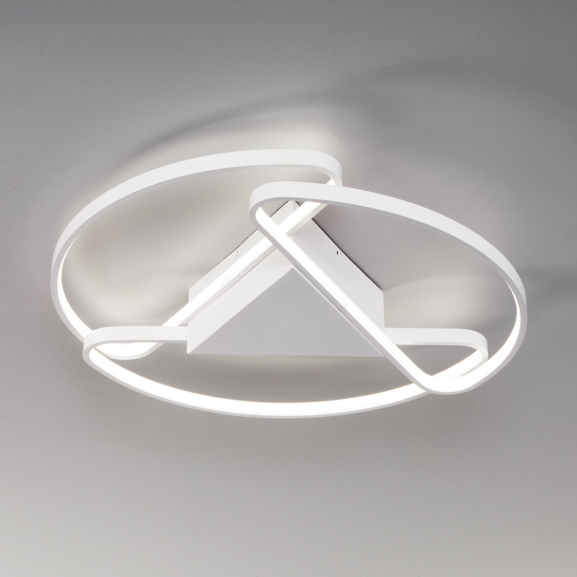 Потолочный светодиодный светильник с регулировкой яркости и цветовой температуры Eurosvet Kristo 90232/3 белый. Фото 1