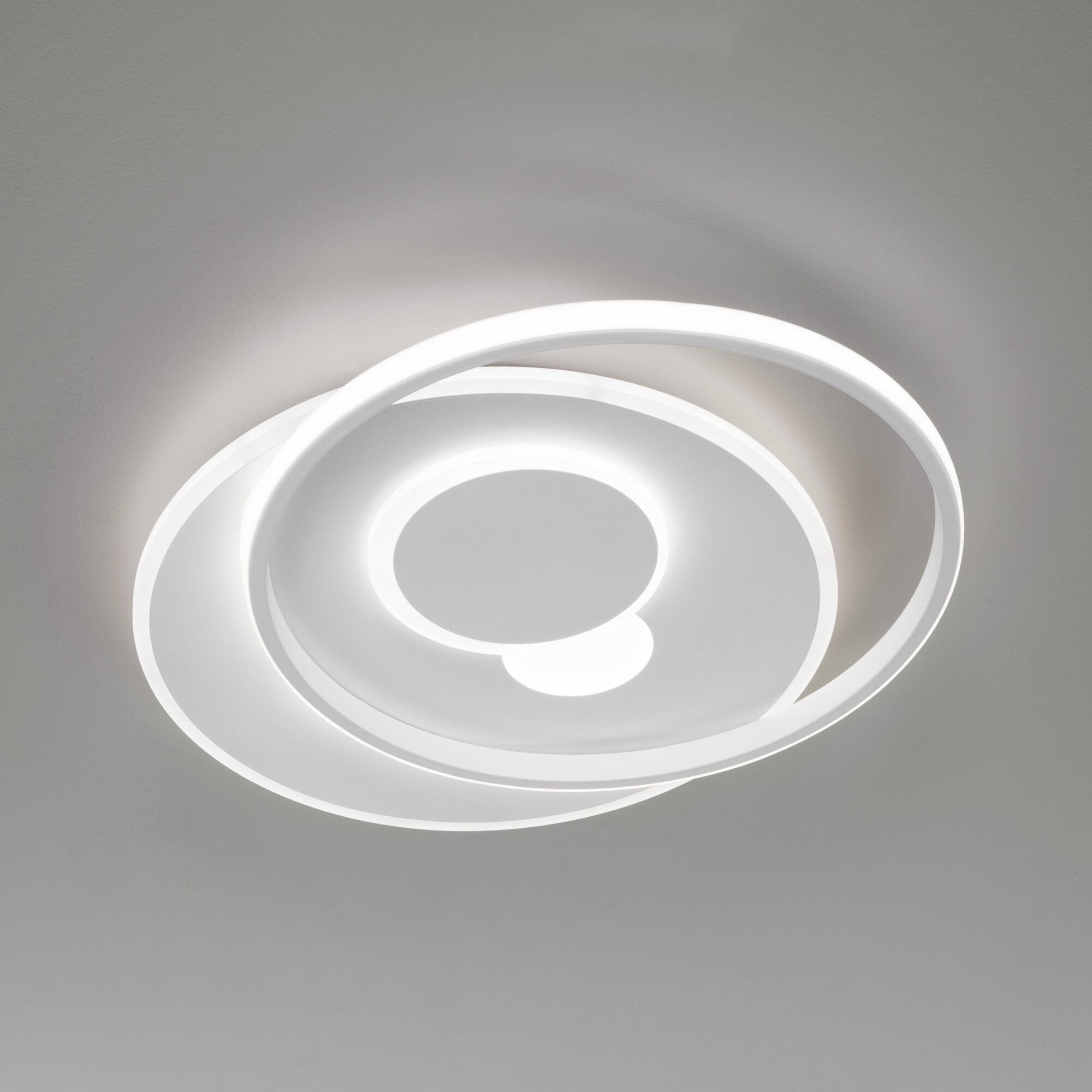 Потолочный светодиодный светильник с регулировкой яркости и цветовой температуры Eurosvet Caroline 90256/1 белый. Фото 1