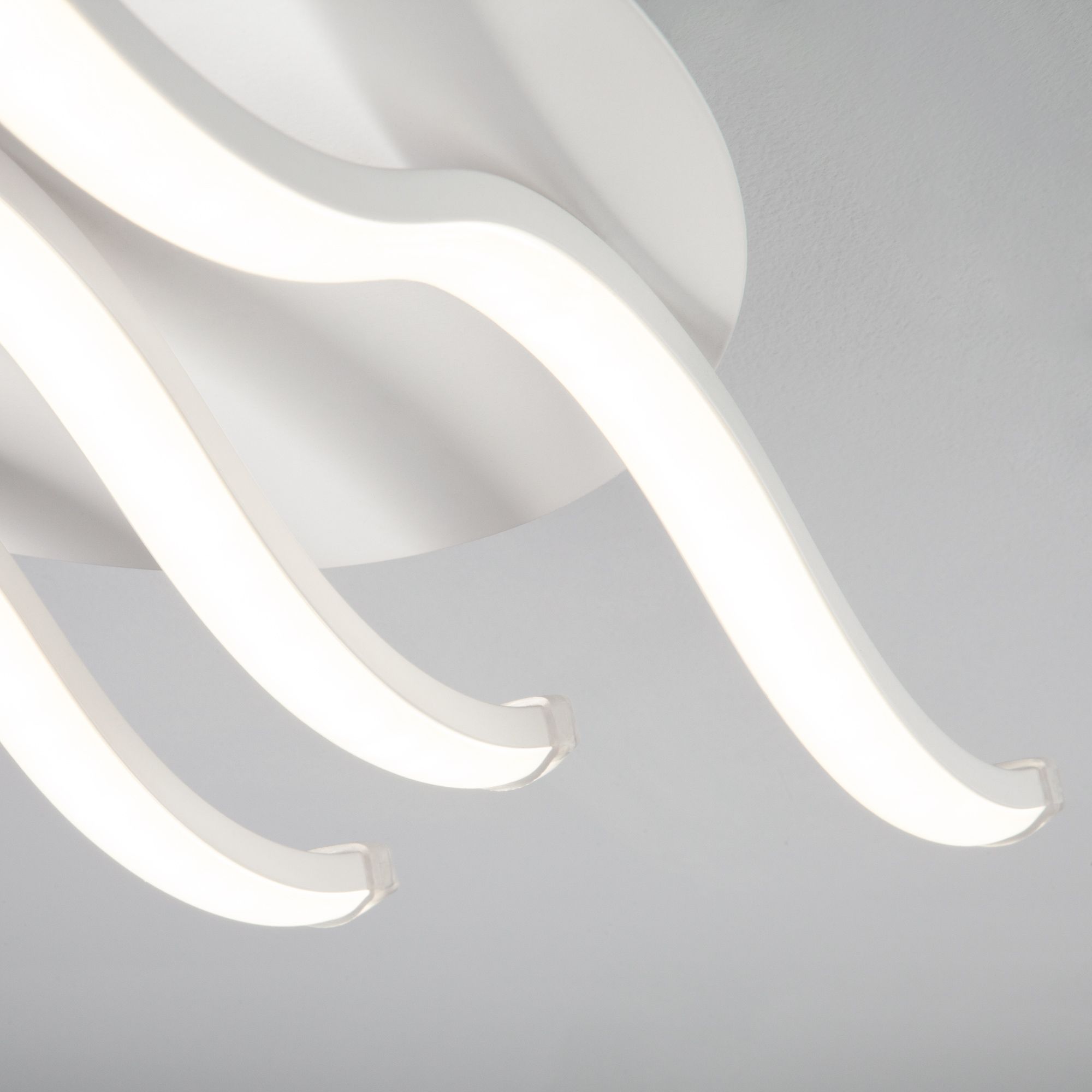 Потолочный светодиодный светильник в стиле минимализм Eurosvet Gwen 90090/3 белый. Фото 4